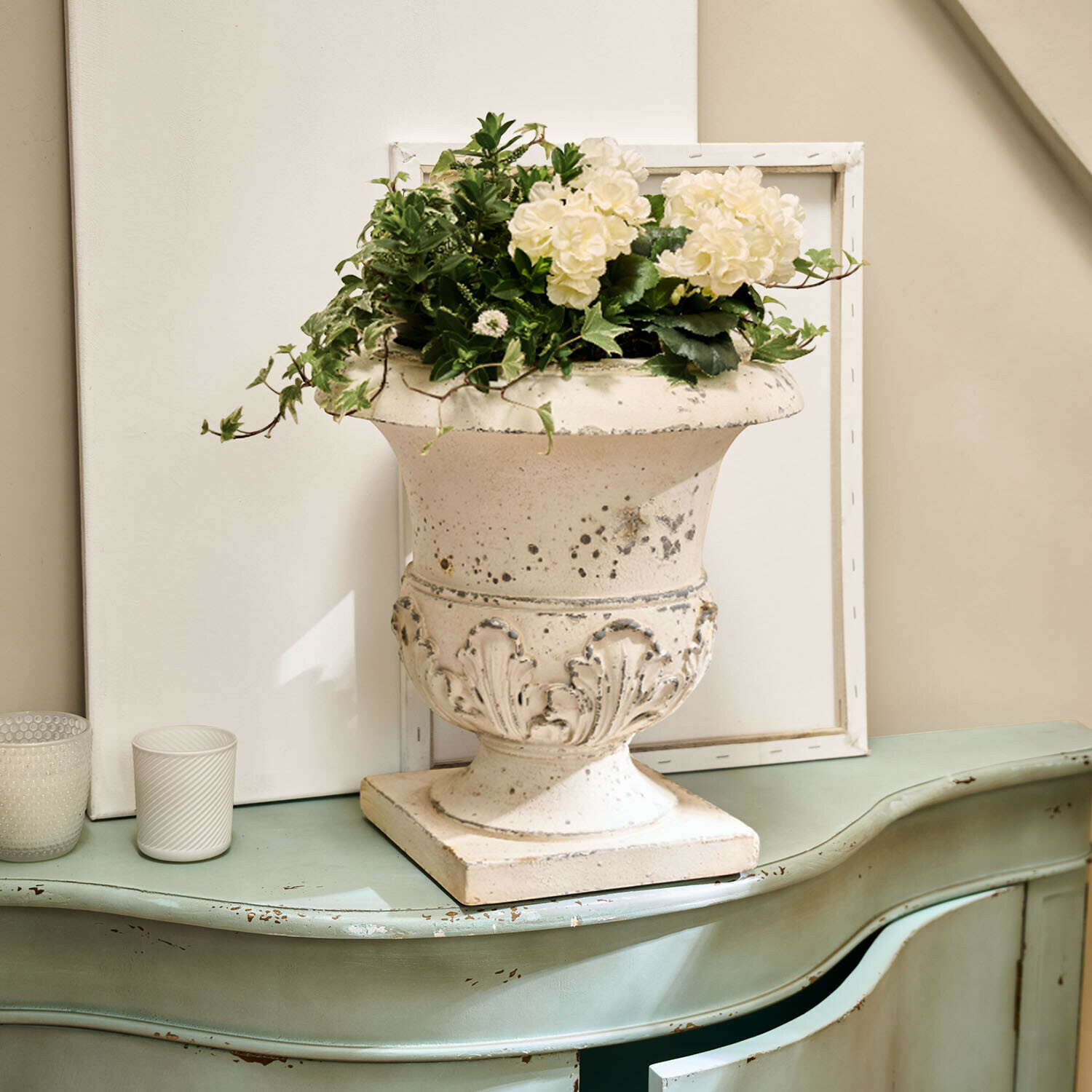 Anfora Lorianza Vaso in ceramica bianca con decorazione floreale su comò verde in stile vintage invecchiato