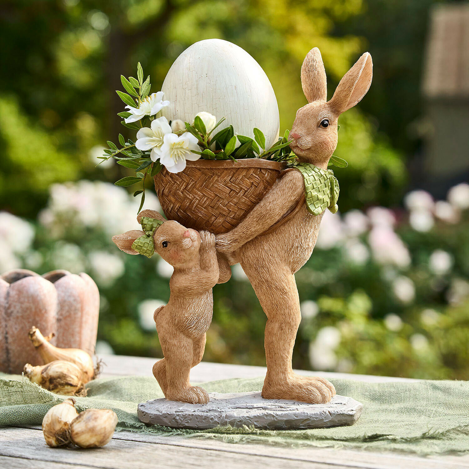Coniglietti Bramblet Figura coniglio pasquale con cesta e uovo bianco, decorazione primaverile per tavolo da giardino