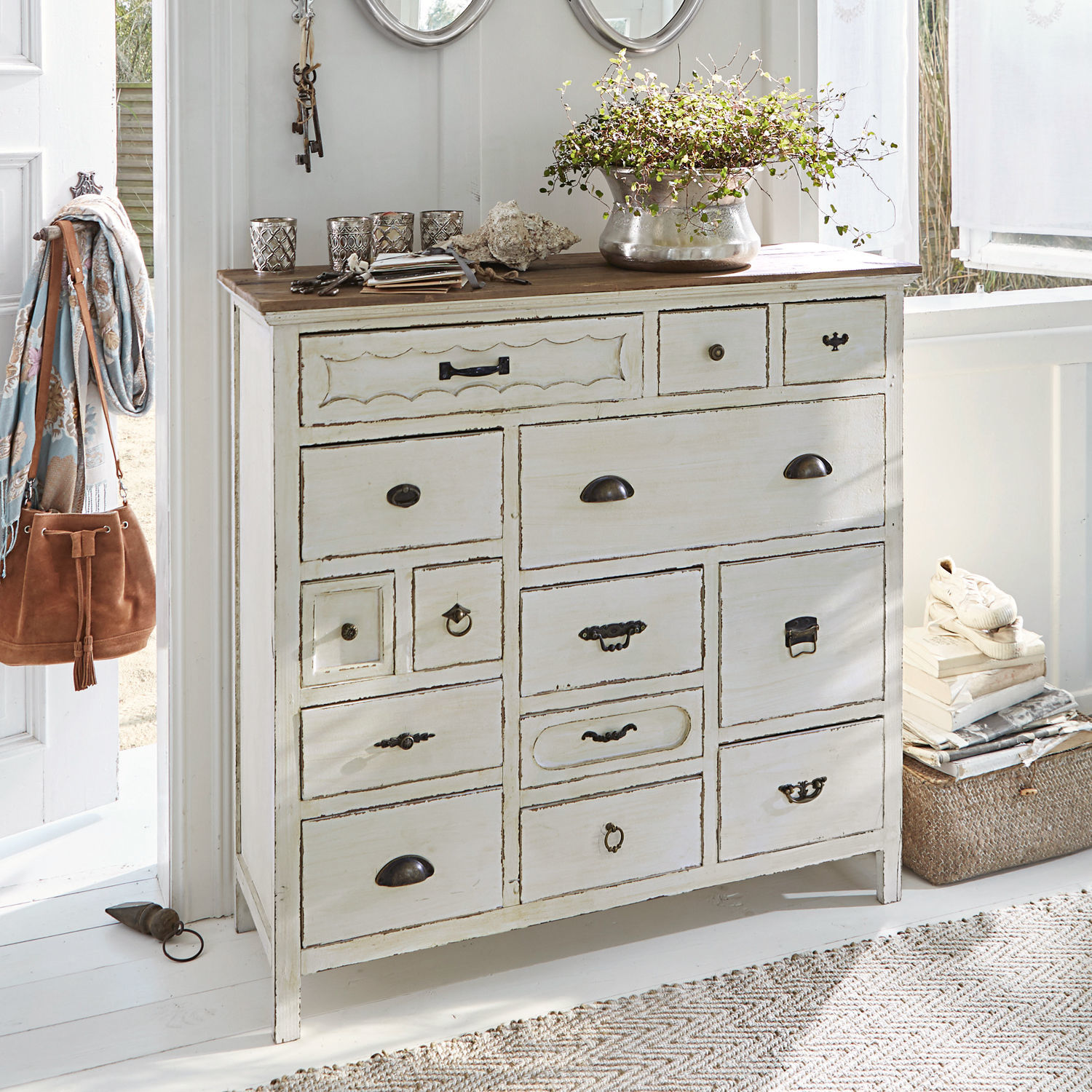 Comò Grayson Comò in legno bianco con molti cassetti e piano scuro in stile vintage per soggiorno