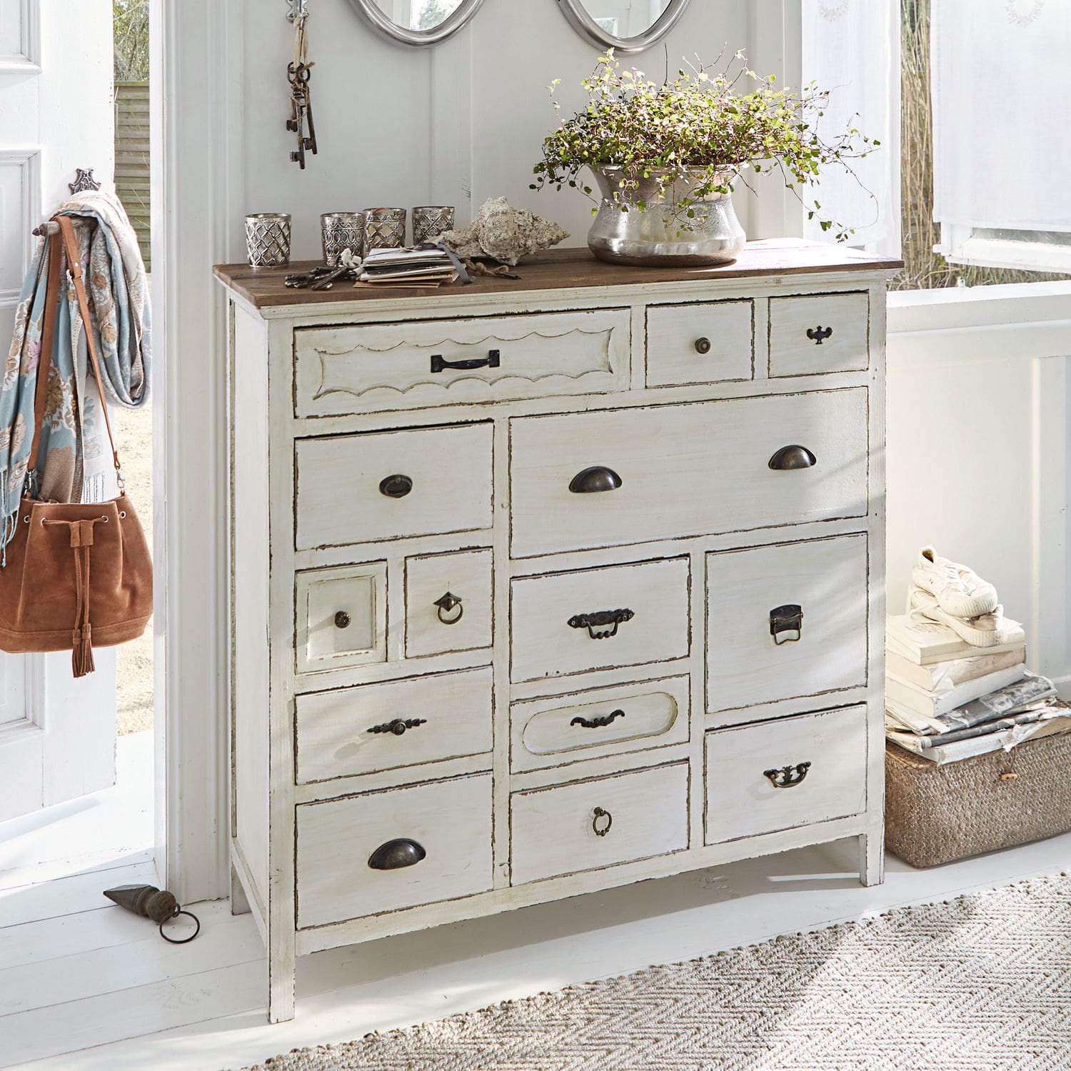 Comò Grayson Comò in legno bianco con molti cassetti e piano scuro in stile vintage per soggiorno