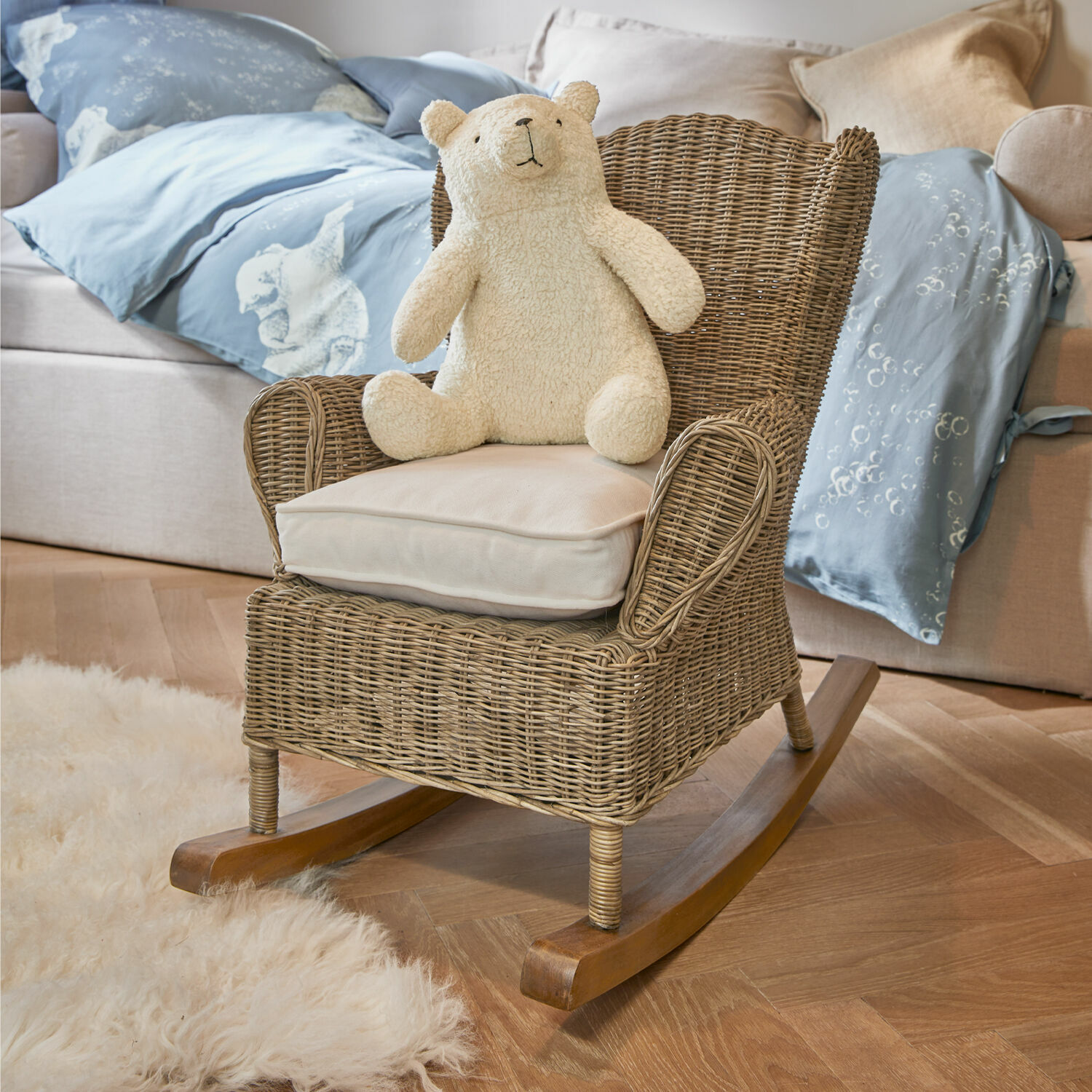 Sedia a dondolo per bambini Trésolia Sedia a dondolo per bambini in rattan naturale con cuscino crema e orsetto di peluche