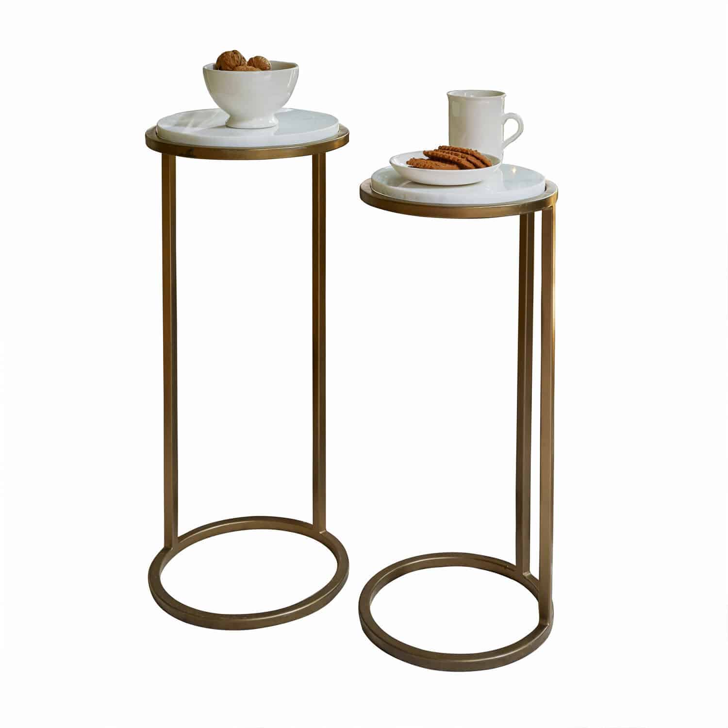 Coppia di tavolini di complemento Soréline Set di due tavolini con piano in marmo bianco e struttura metallica color ottone