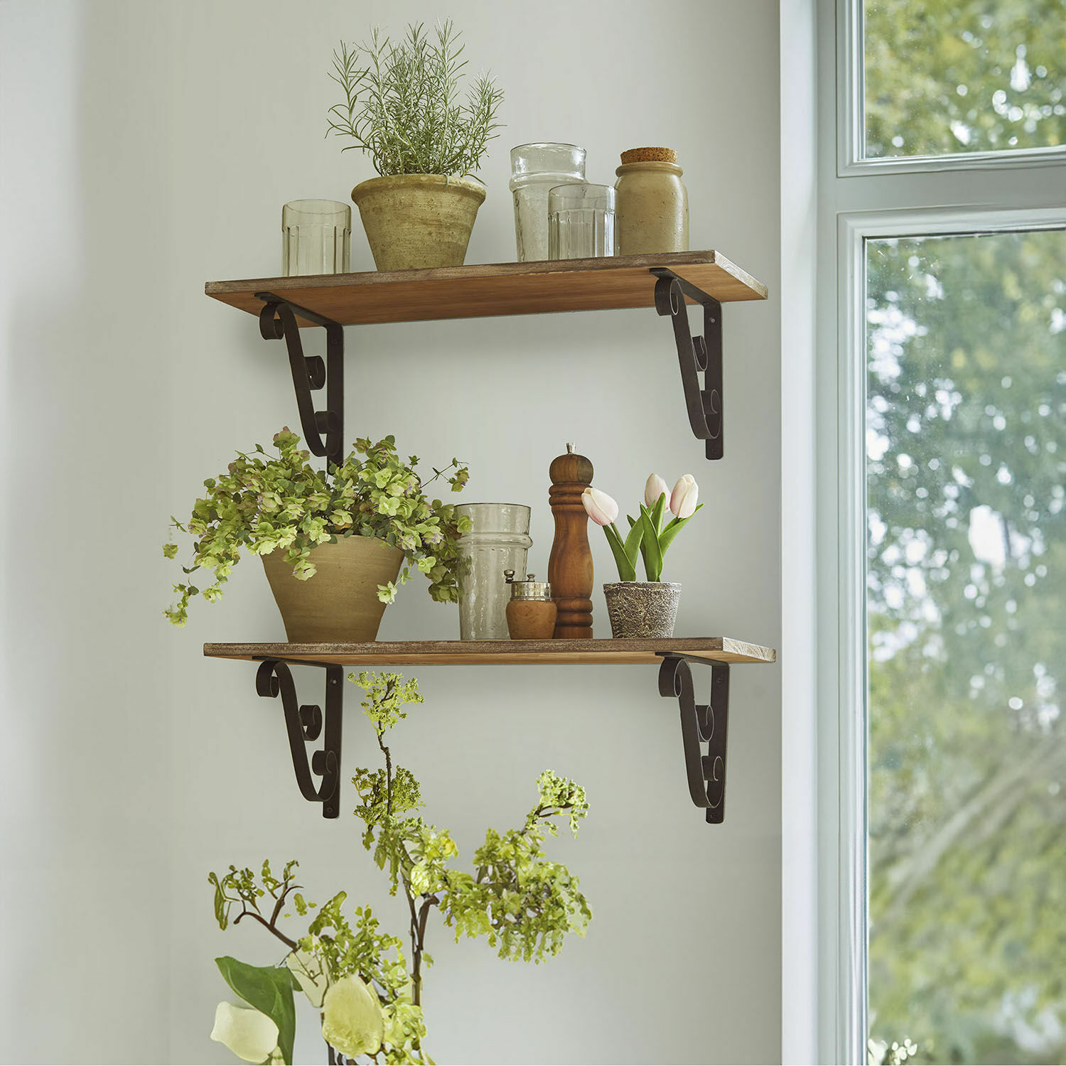Coppia di mensole Dravile Mensole in legno con supporti in metallo, decorate con vasi e bicchieri in interno luminoso