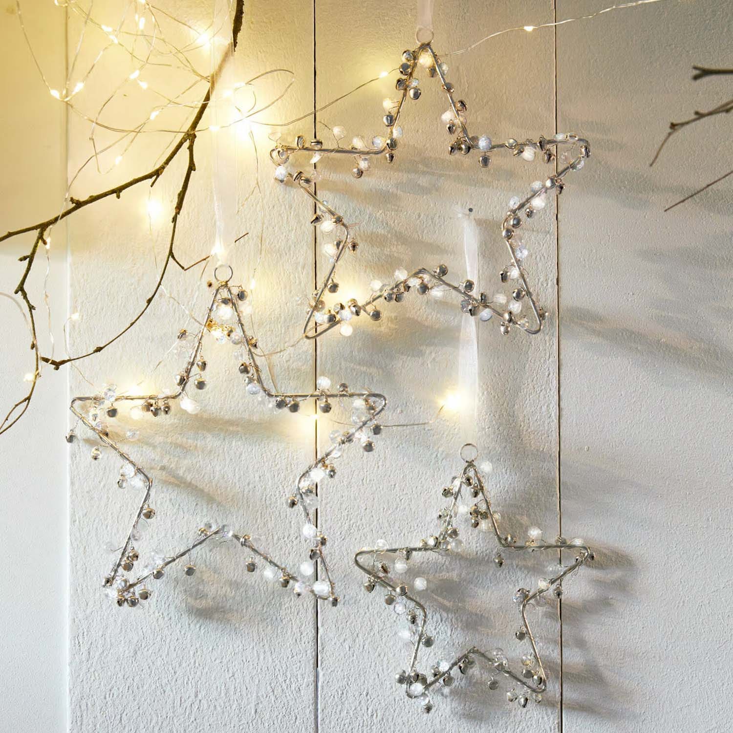 Stelle decorative in metallo con campanellini e luci LED per decorazioni natalizie interne