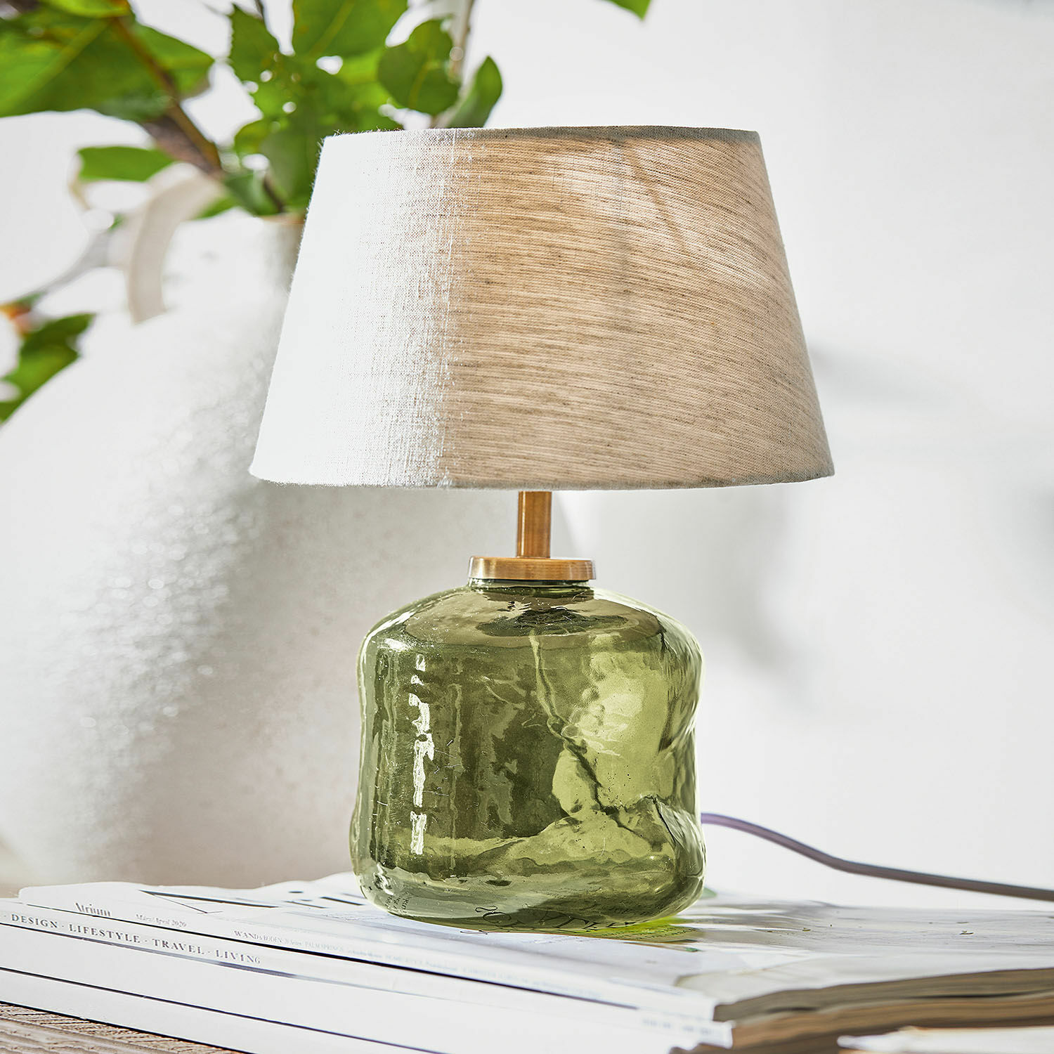 Lampada da tavolo Rufino Lampada da tavolo in vetro verde con paralume beige in tessuto, illuminazione e decorazione