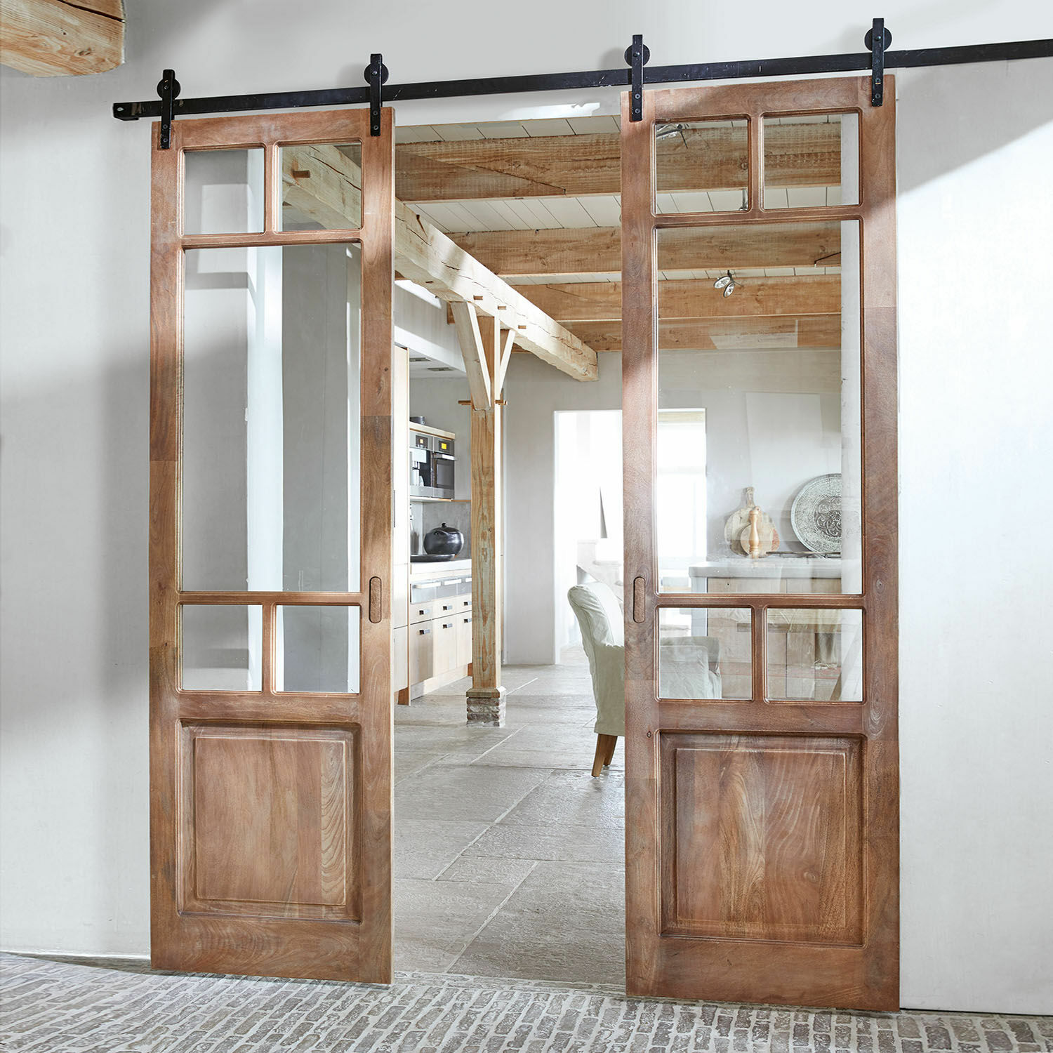 Porta scorrevole a doppia anta Bradas Porte scorrevoli in legno naturale con vetri per interni moderni e luminosi con pavimento in pietra