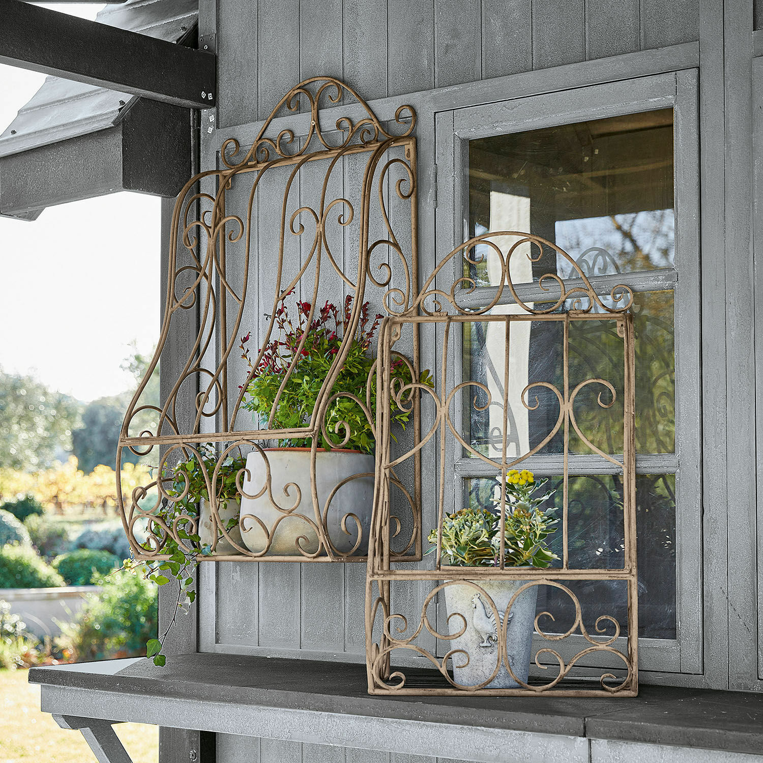 Coppia di mensole da parete Alvra Cornice decorativa in metallo beige con piante su sfondo di legno grigio, ornamento da giardino