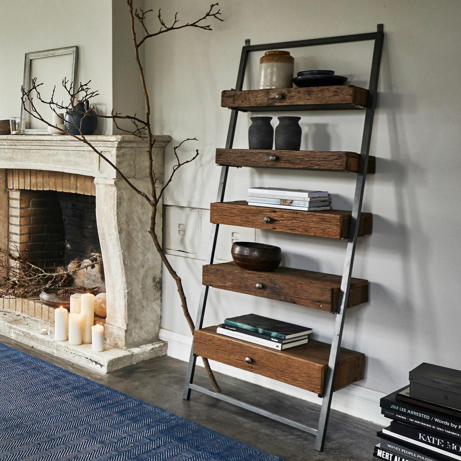 Scaffale con cassetti Rosemill Libreria in legno e metallo stile loft con cassetti, decorazioni e libri in soggiorno