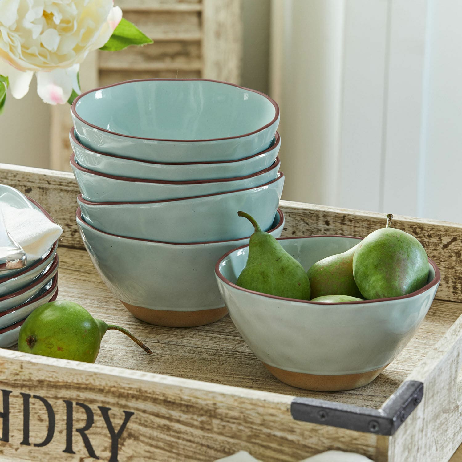 Set di 6 scodelle Biarré Set di ciotole in ceramica azzurro chiaro con bordo marrone su vassoio di legno con pere