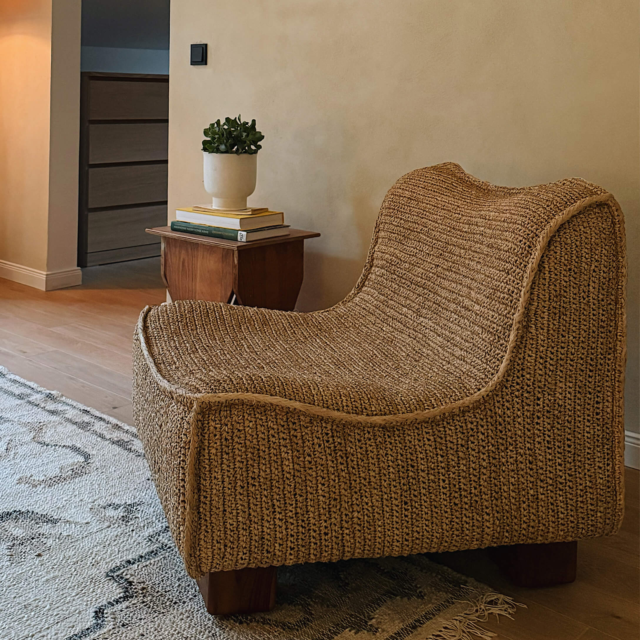 Poltrona in materiale intrecciato colore naturale con gambe in legno, mobile moderno per soggiorno