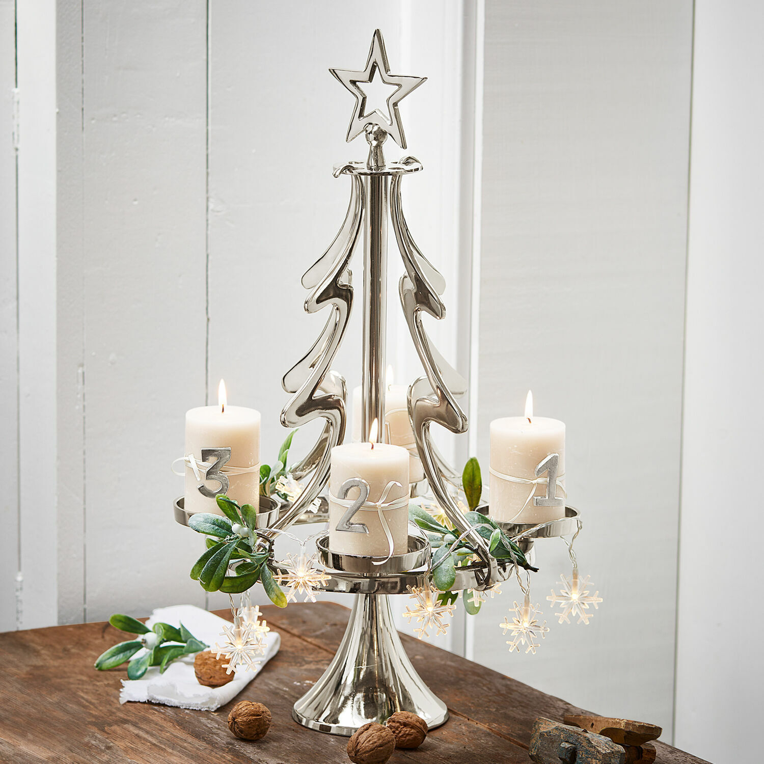 Supporto per candele dell’Avvento Gaetana Portacandele dell'Avvento in metallo a forma di albero con quattro candele bianche e decorazioni natalizie