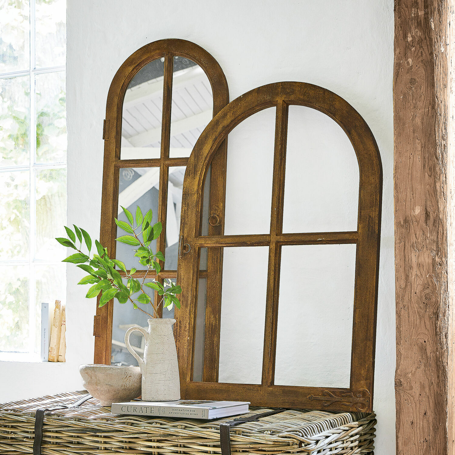 Specchio e finestra decorativa Crowley Due specchi decorativi con cornice in legno color miele, stile rustico, decorazione d'interni