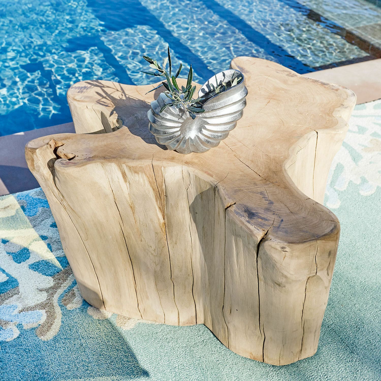 Tavolino di complemento Dorlancourt Tavolo in legno massiccio dalla forma naturale vicino a piscina su tappeto con decorazione metallica