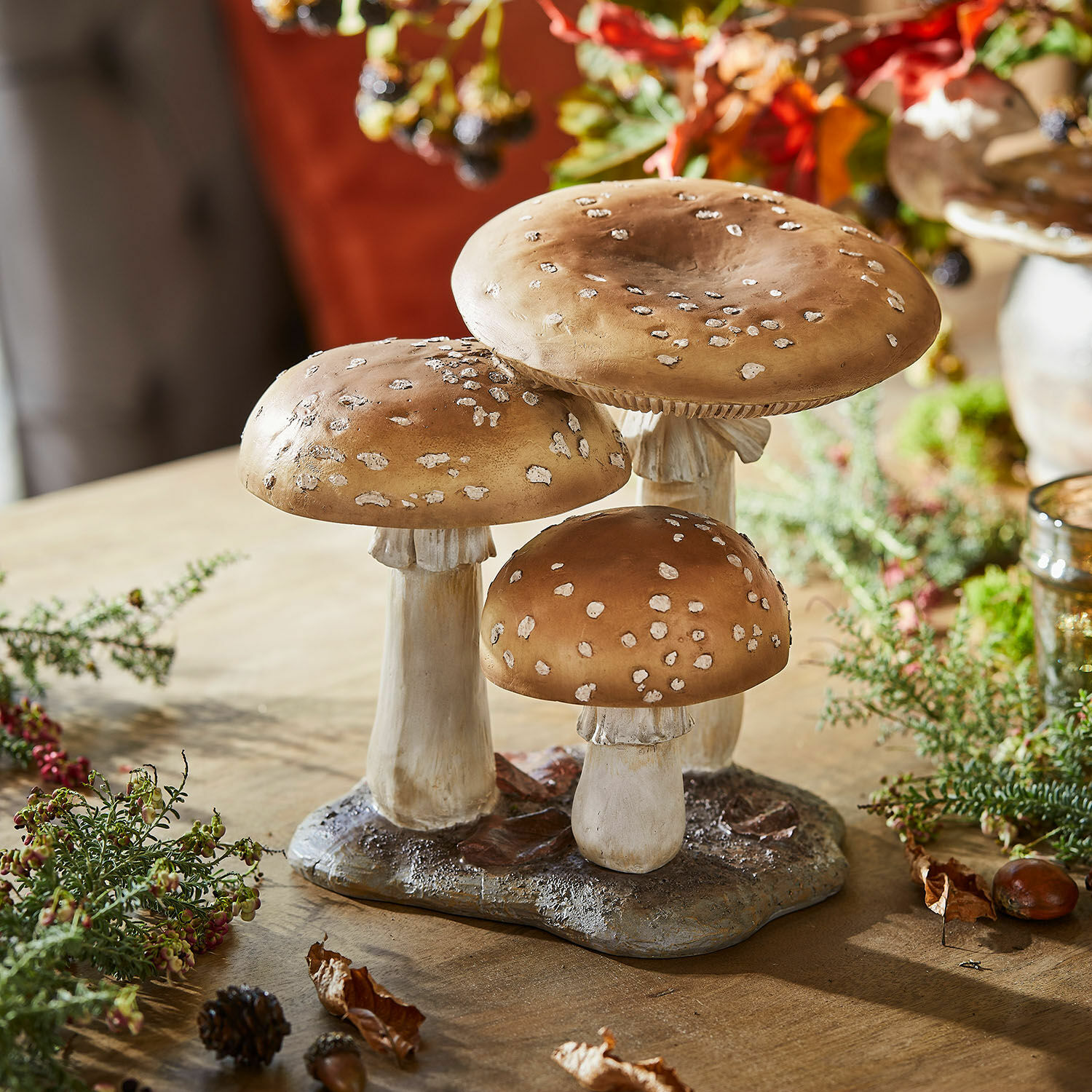 Funghi decorativi Harvelle Decorazione di tre funghi marroni con macchie bianche su base, ornamento autunnale da tavolo