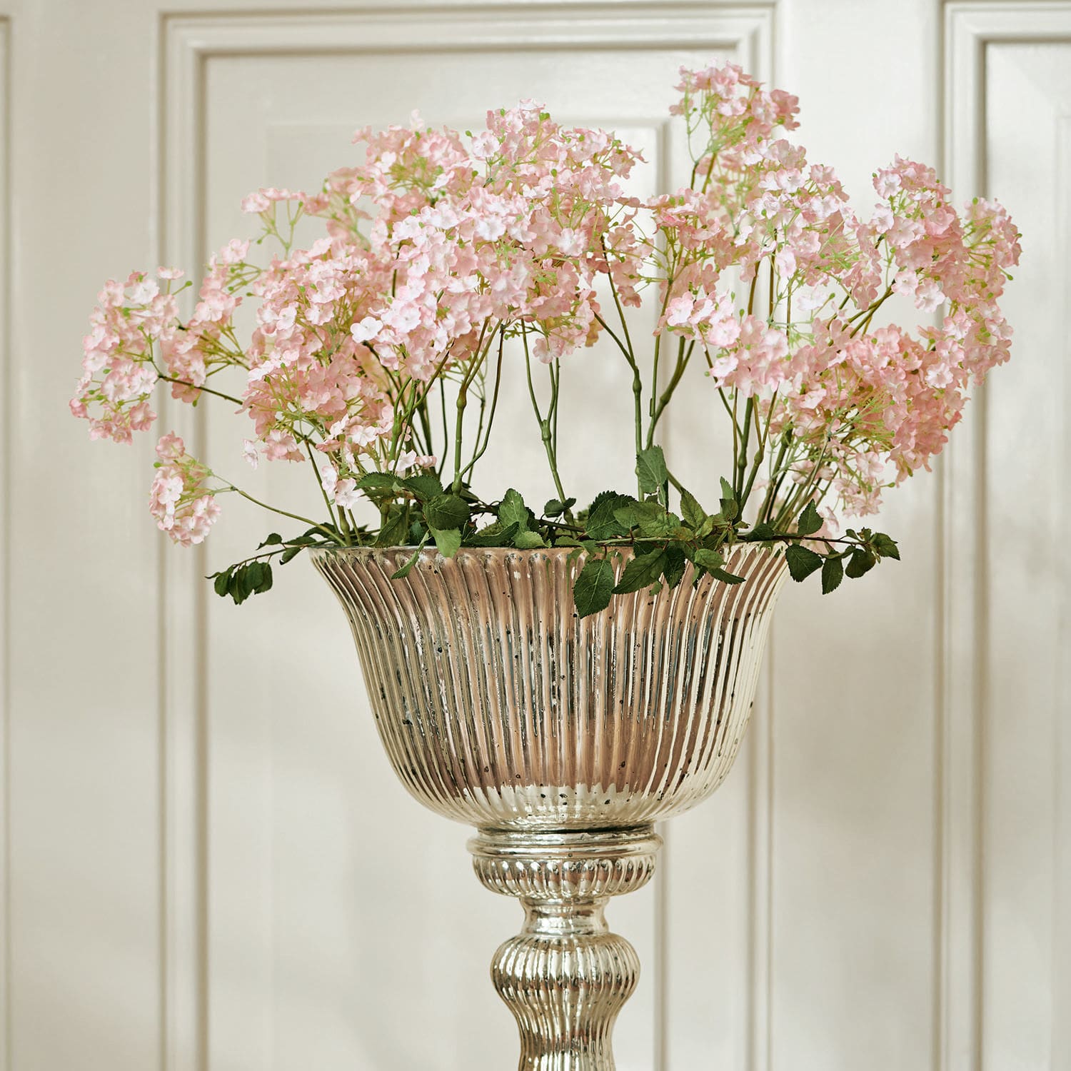 Set di 4 fiori decorativi Calanthe Vaso in metallo argentato con fiori rosa decorativi su sfondo chiaro