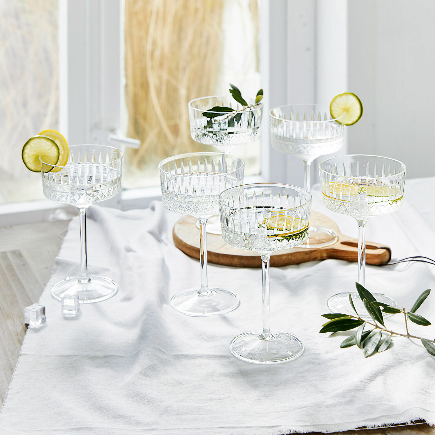 Set di 6 calici da spumante Deion Set di sei bicchieri da cocktail in cristallo con fette di limone e foglie verdi come decorazione
