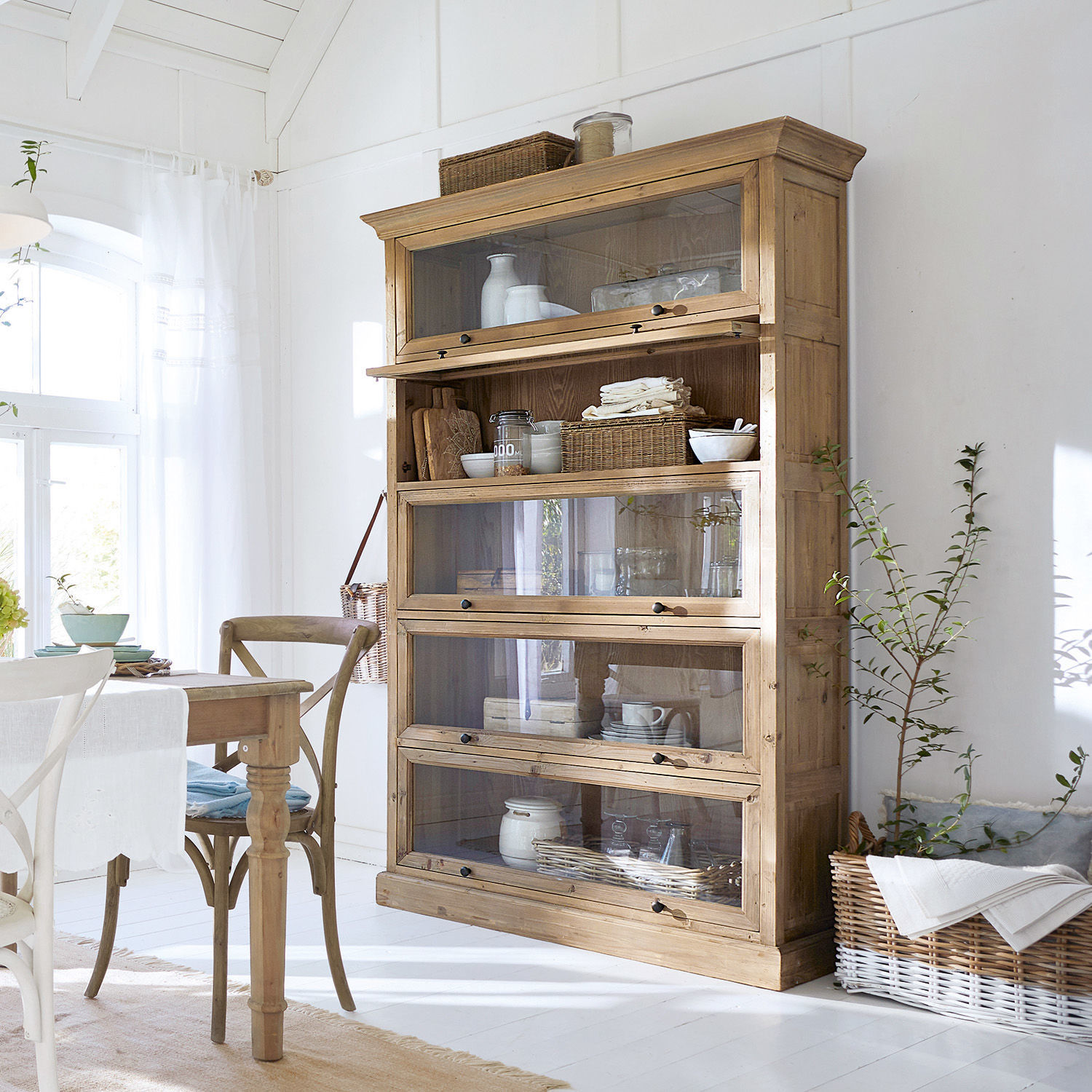 Credenza Stourbridge Vetrina in legno naturale con ante in vetro per riporre oggetti in sala da pranzo luminosa