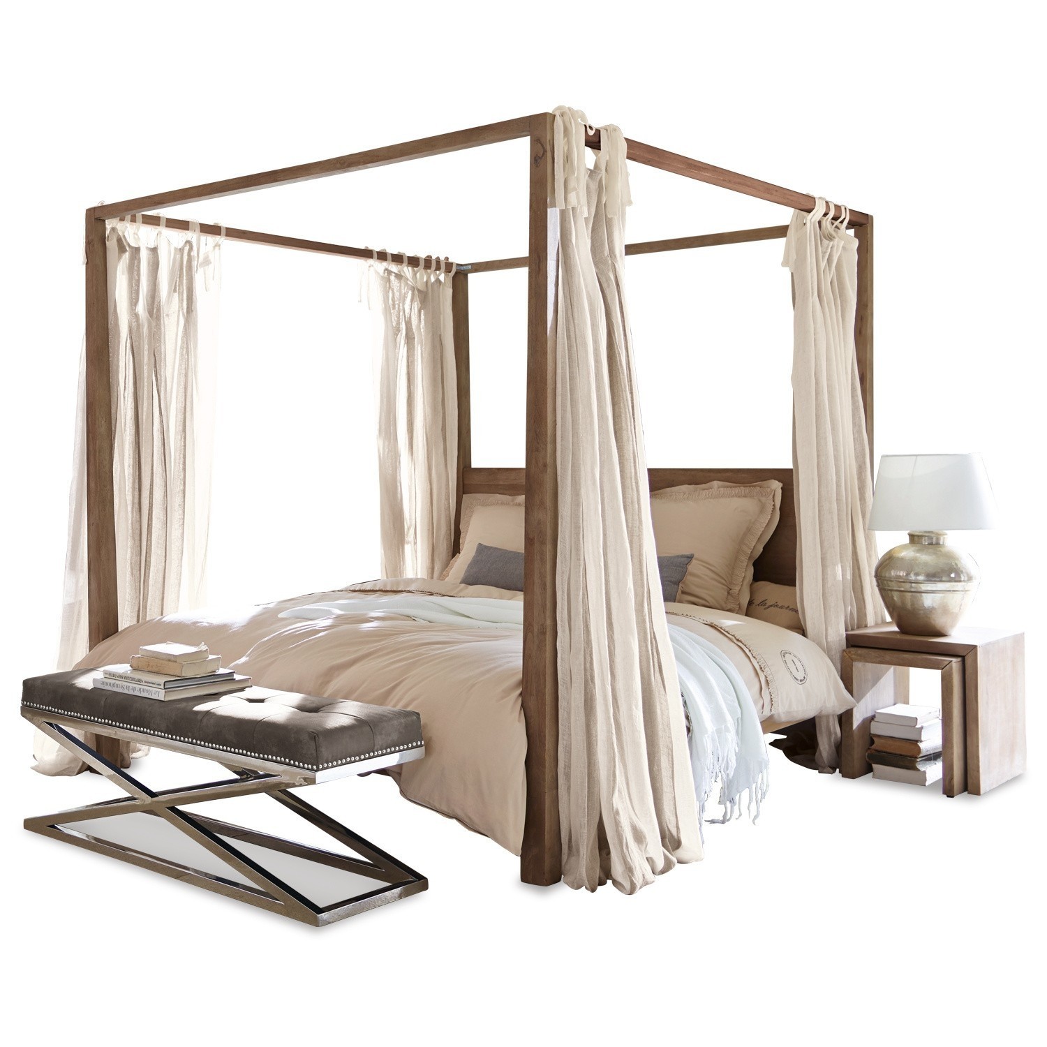 Letto Milo Letto a baldacchino in legno con tende beige e panca imbottita grigia per camera da letto