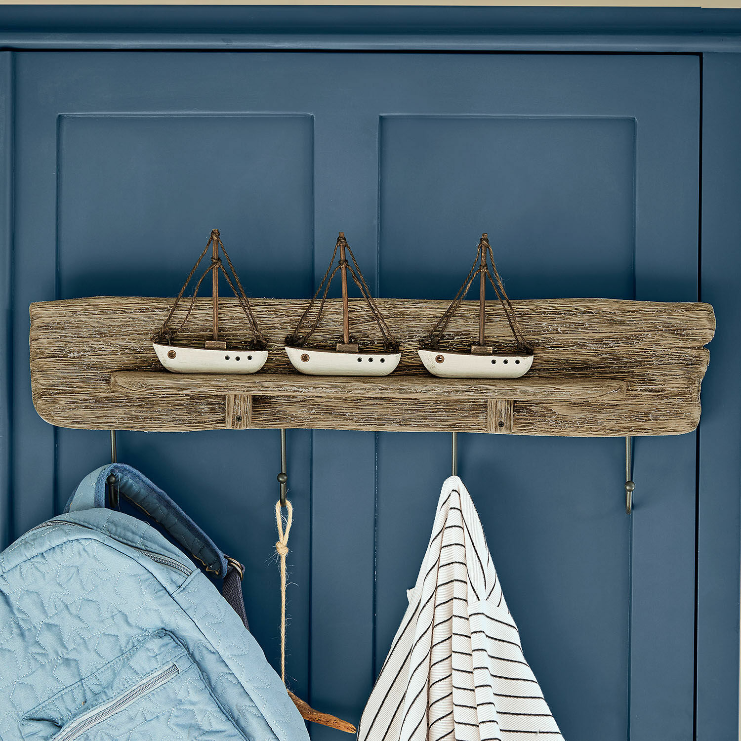 Listello con ganci Douxie Appendiabiti da parete in legno con tre barche bianche e ganci metallici per giacche e borse