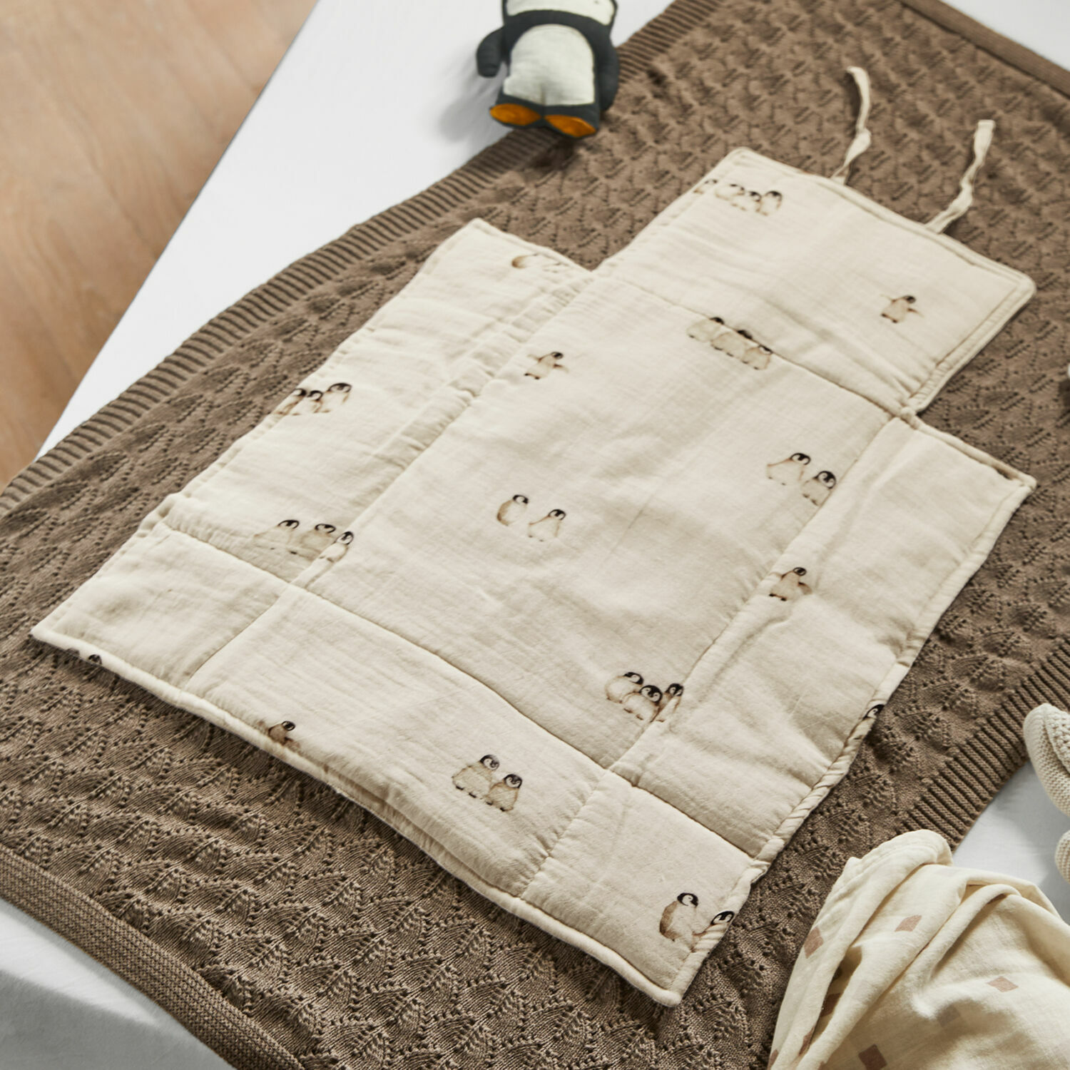 Coprifasciatoio Jocienne Tappeto per bambini in cotone beige con stampa pinguini su coperta marrone lavorata a maglia, accessori per bambini