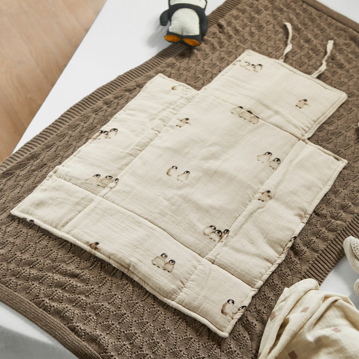 Coprifasciatoio Jocienne Tappeto per bambini in cotone beige con stampa pinguini su coperta marrone lavorata a maglia, accessori per bambini