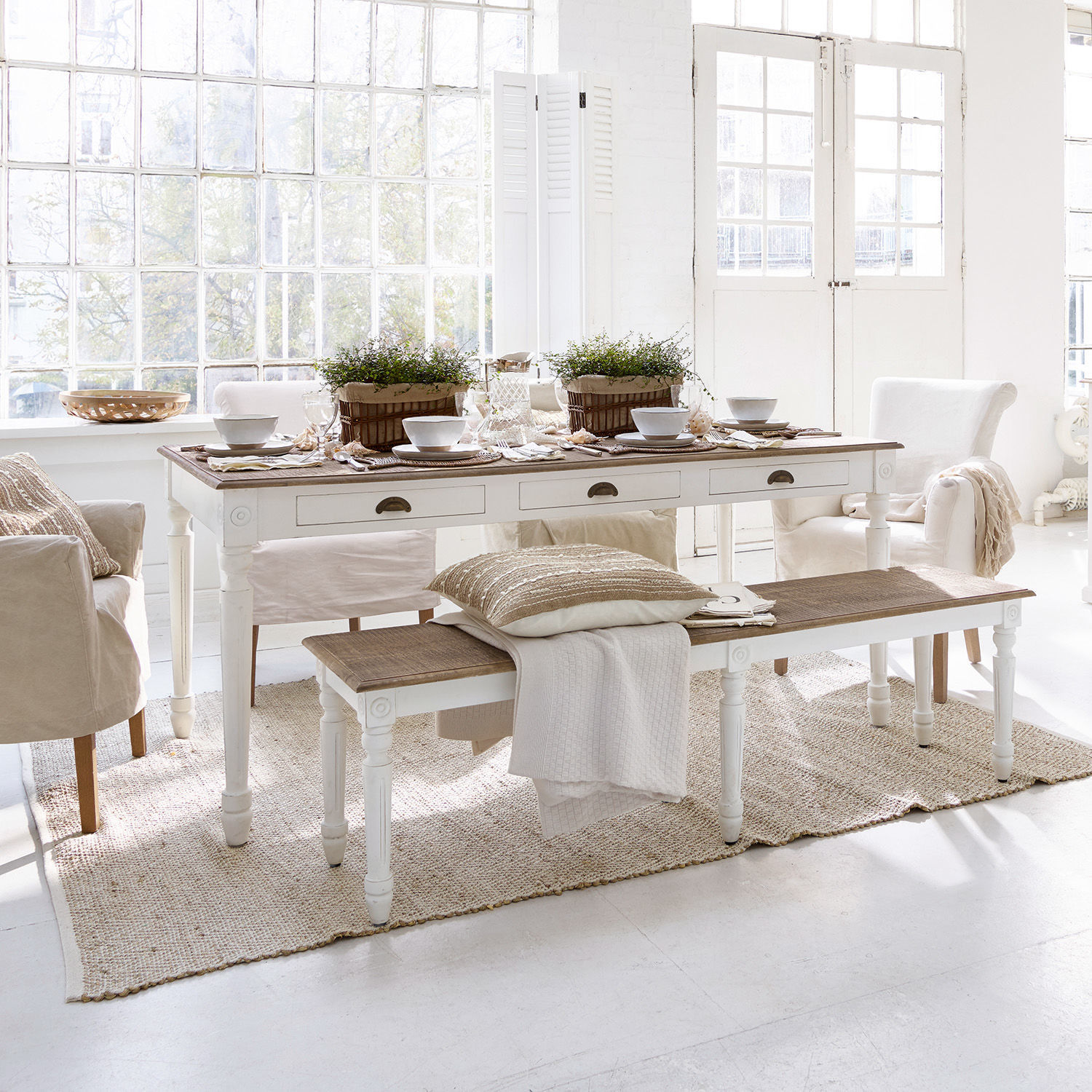 Tavolo Helsinquia Sala da pranzo con tavolo in legno bianco e panca con piano naturale e dettagli beige