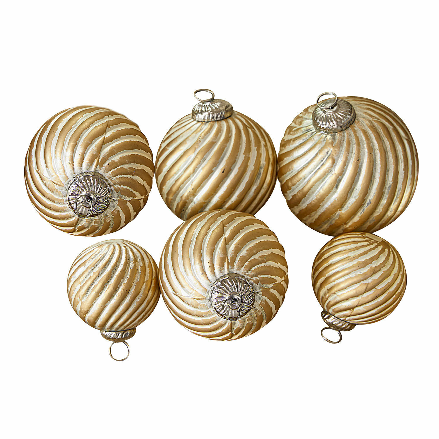 Set di 6 palline di Natale Frasetta Set di sei palline di Natale dorate con motivi a spirale bianchi e ganci metallici