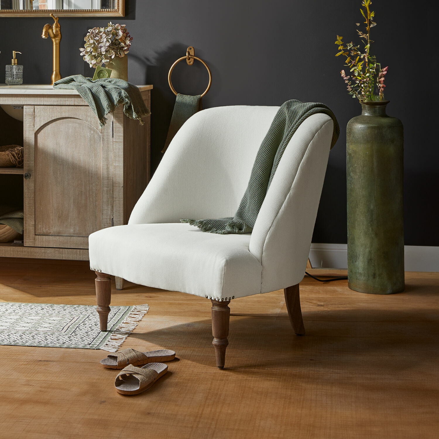 Poltrona Maplewood Poltrona imbottita bianca con gambe in legno e coperta verde in interno moderno