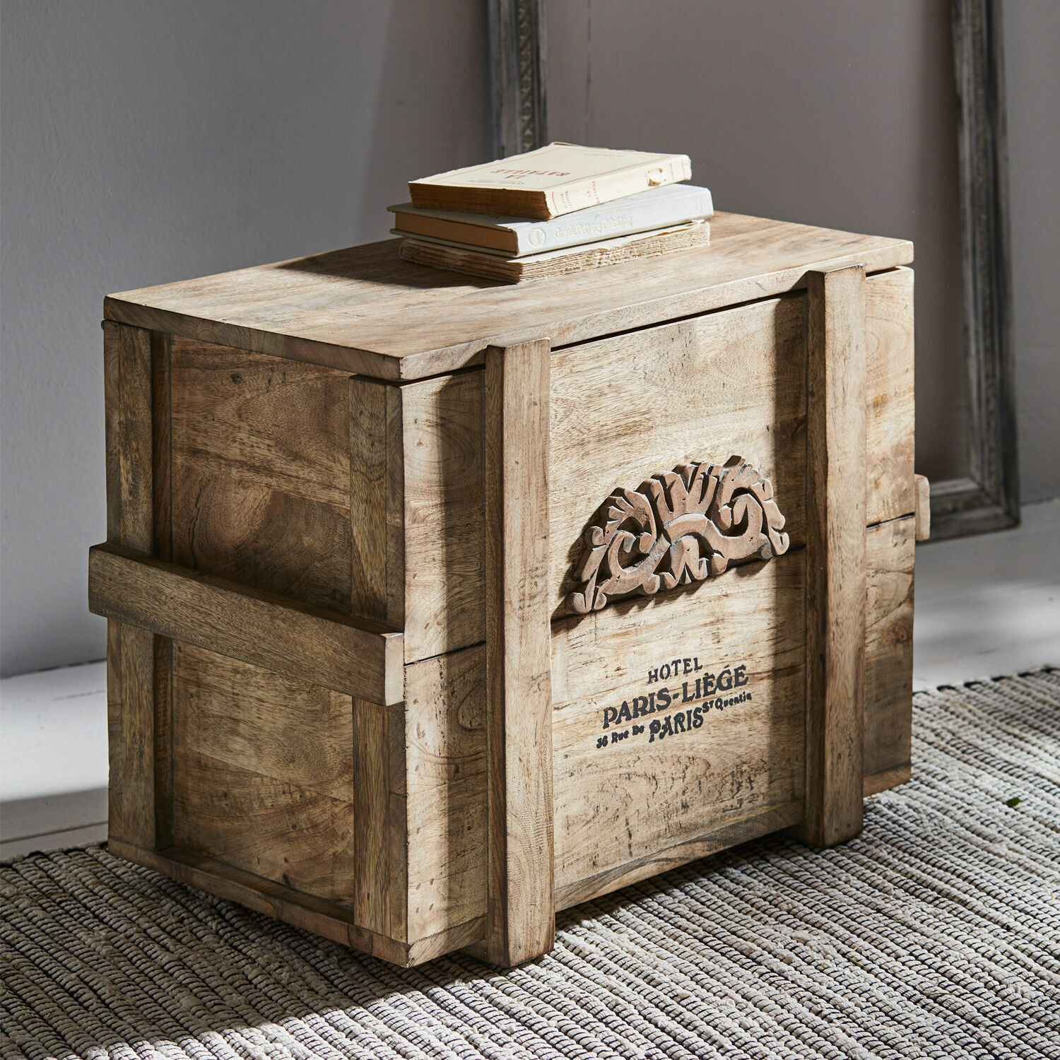 Baule Boetica Cassapanca in legno naturale con motivo intagliato e scritta Parigi, mobile contenitore decorativo