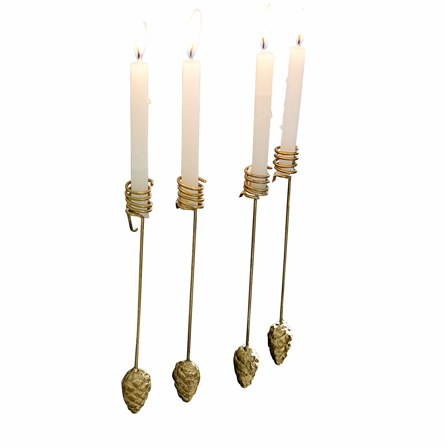 Set di 4 portacandele Norélie Set di quattro portacandele dorati con pigne in metallo e candele bianche per decorazione d'interni