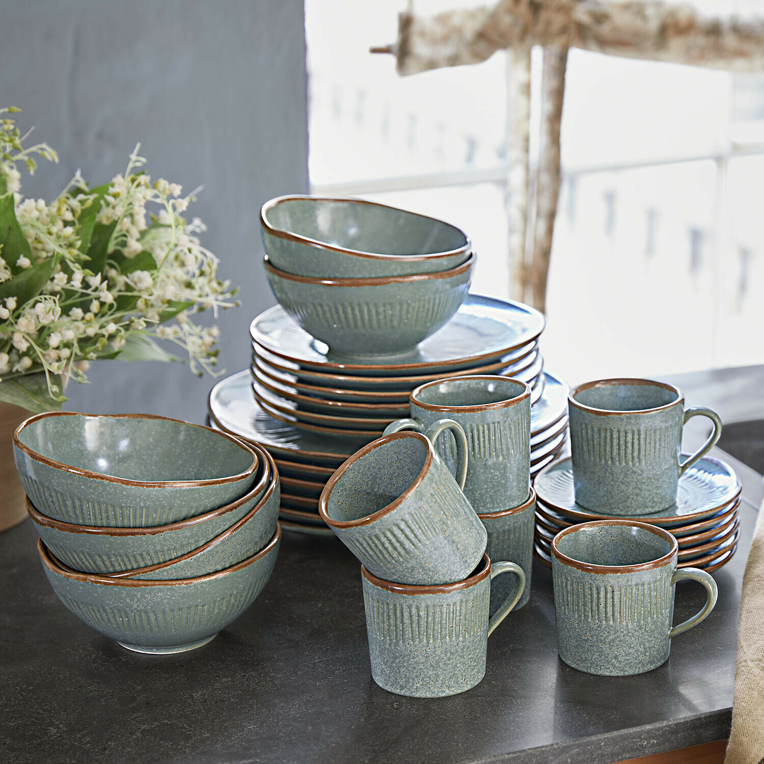 Servizio di 30 stoviglie Périers Set di stoviglie in ceramica verde con bordo marrone su piano nero