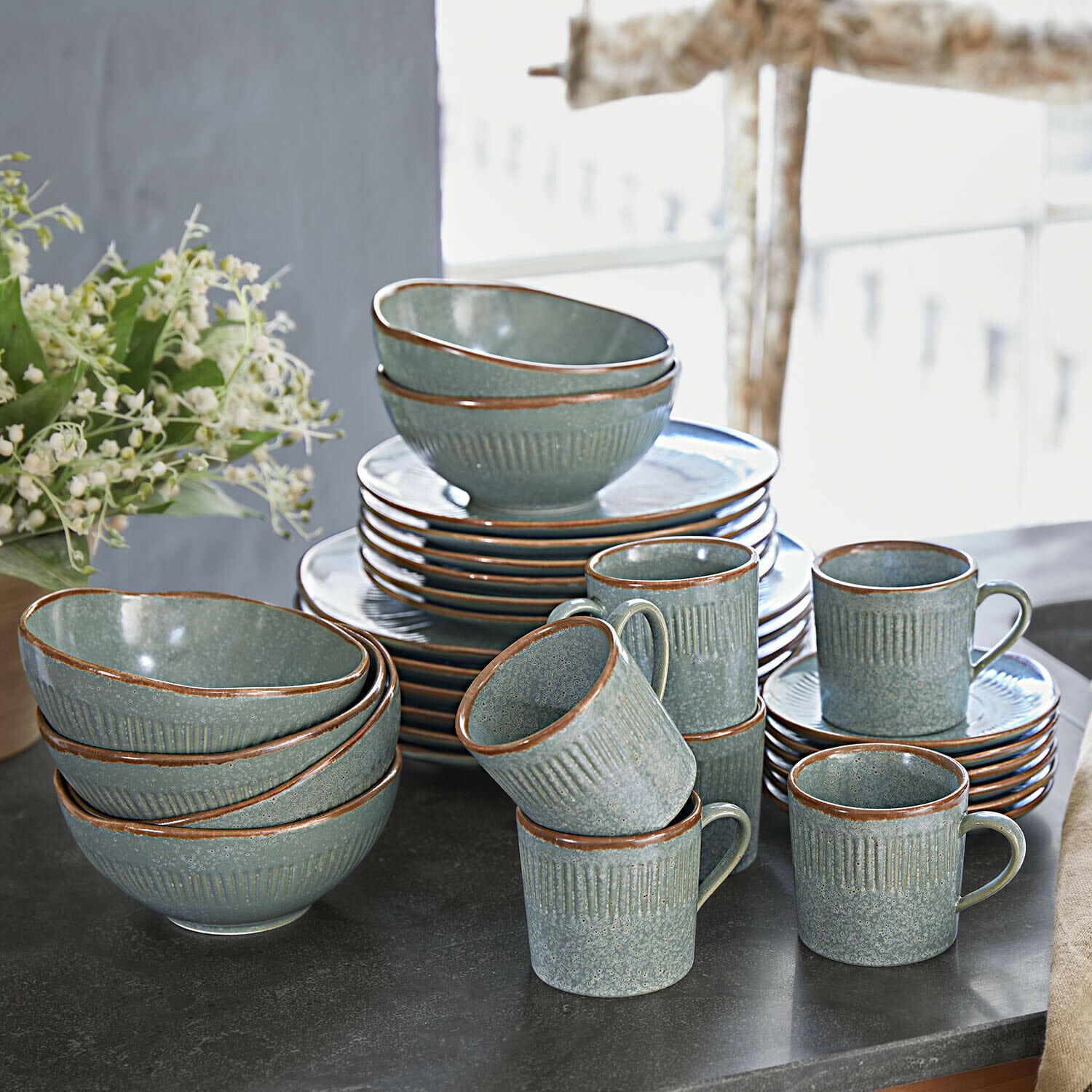 Servizio di 30 stoviglie Périers Set di stoviglie in ceramica verde con bordo marrone su piano nero