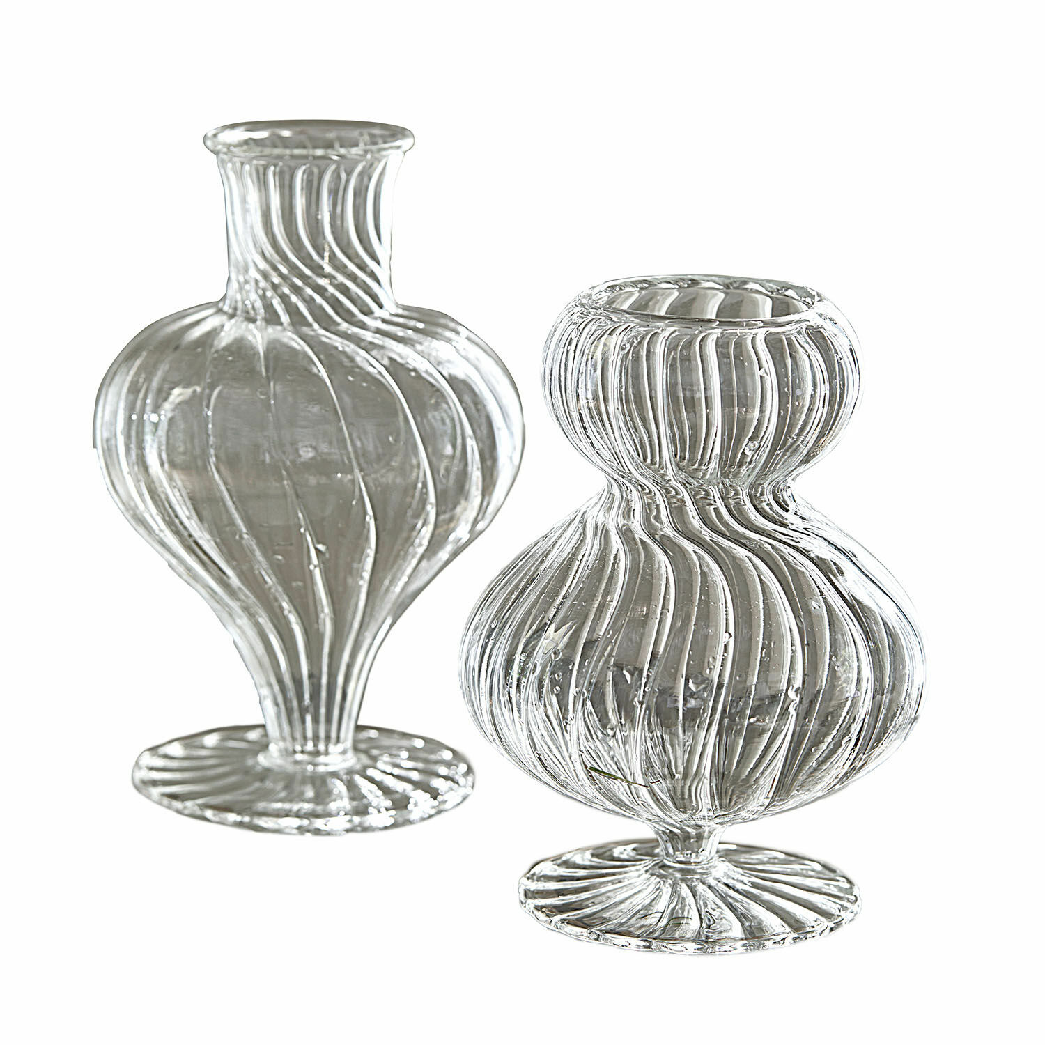 Coppia di vasi Bavella Due vasi in vetro trasparente con scanalature decorative, design elegante per decorazione d'interni