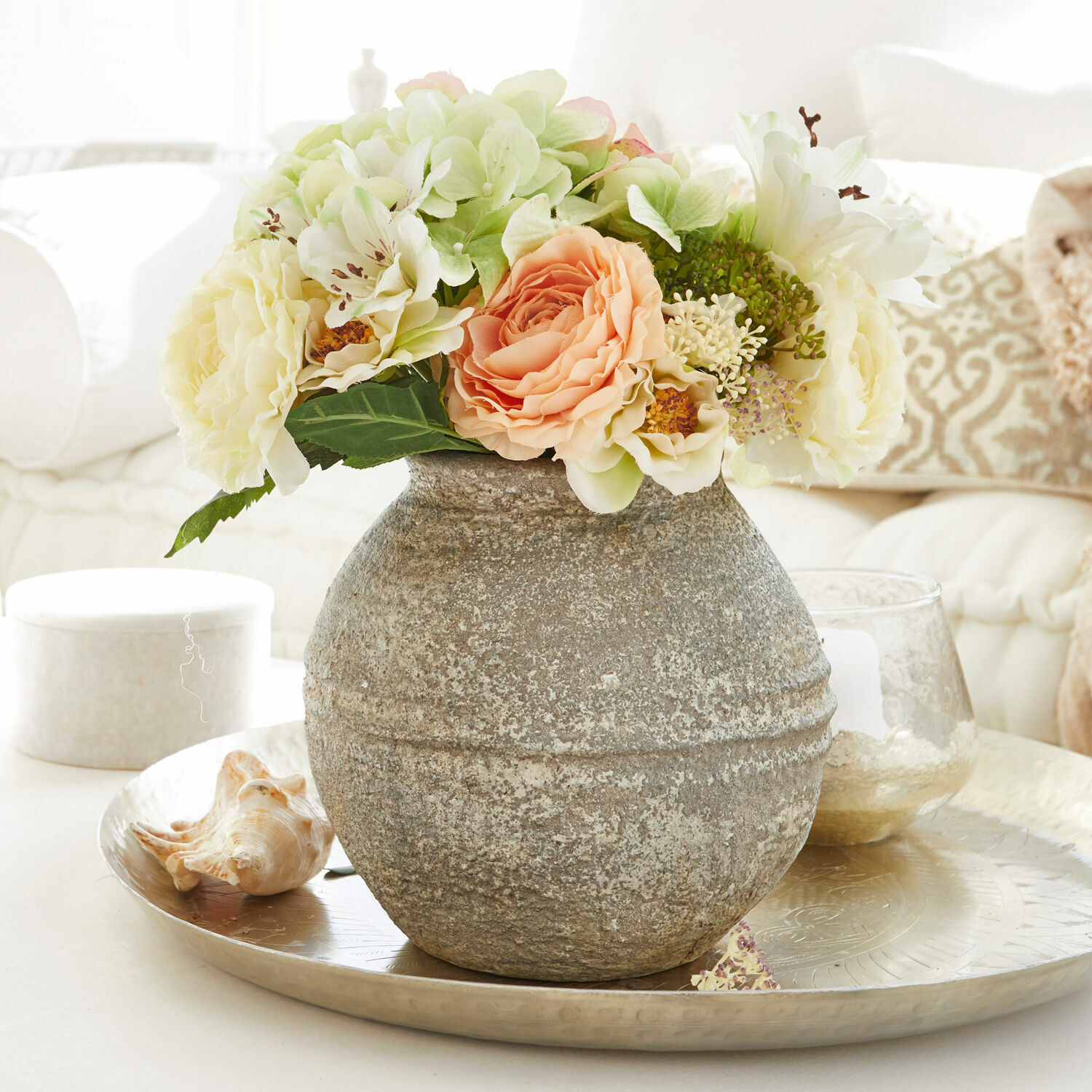 Vaso decorativo Singnesse Vaso decorativo in pietra grigia con bouquet di fiori crema e pesca su un vassoio