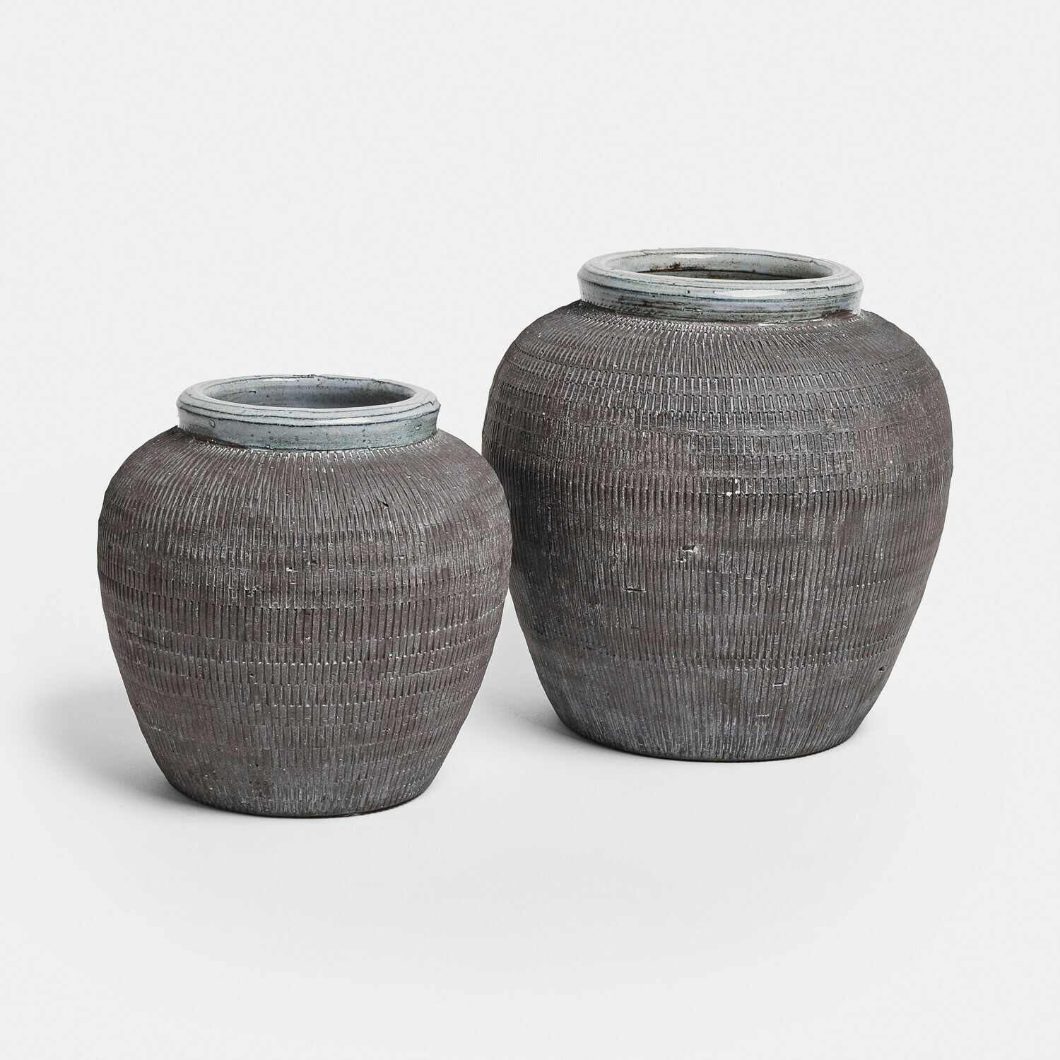Coppia di vasi Calverna Due vasi decorativi in ceramica grigia con texture e bordo chiaro nella parte superiore