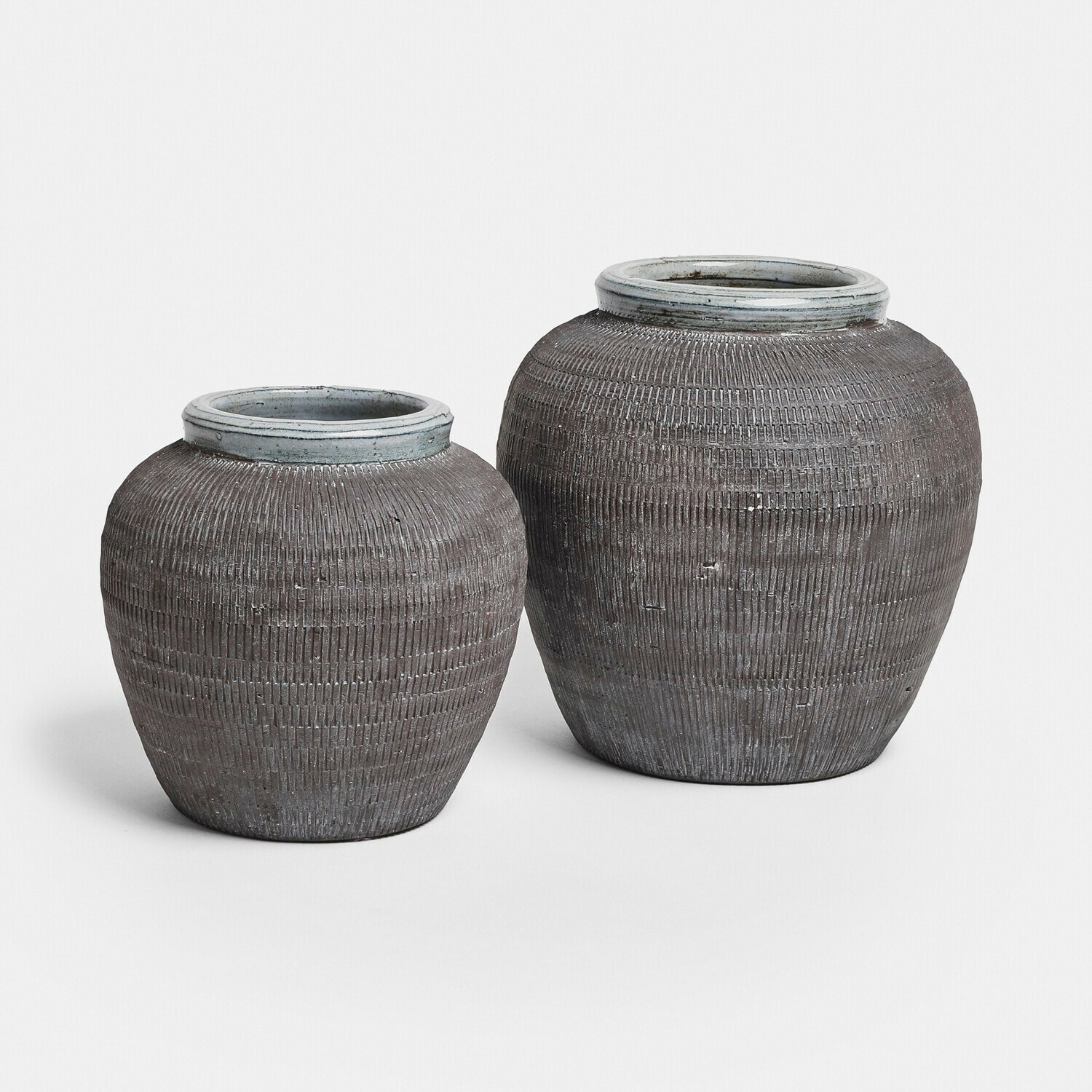 Coppia di vasi Calverna Due vasi decorativi in ceramica grigia con texture e bordo chiaro nella parte superiore