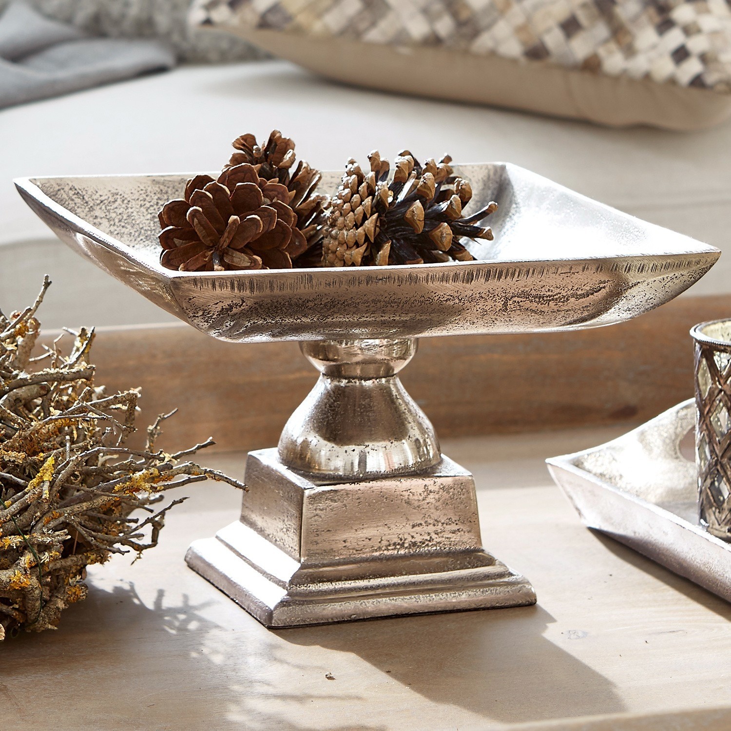 Ciotola Philippa Ciotola decorativa in metallo argentato su piedistallo con pigne, accessorio elegante per la casa