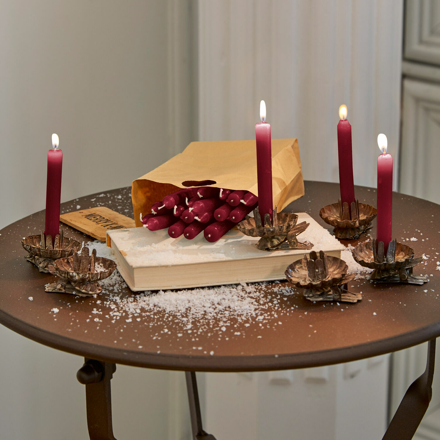 Set di 20 candele Noufa Candele bordeaux con clip su tavolo in metallo, sacchetto di carta e neve finta per decorazione natalizia