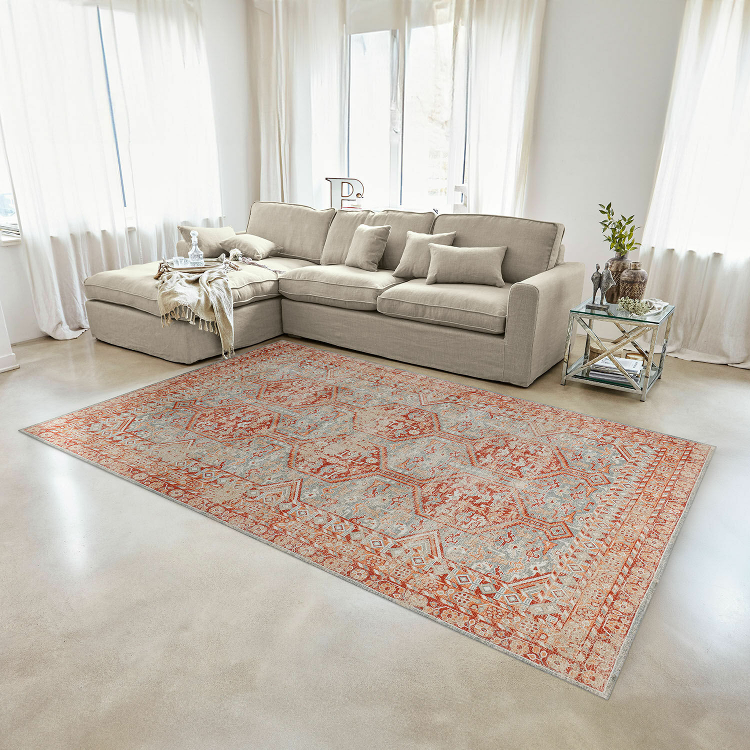 Tappeto Incantaro Tappeto con motivo rosso e grigio in soggiorno moderno con divano beige e tavolino in vetro
