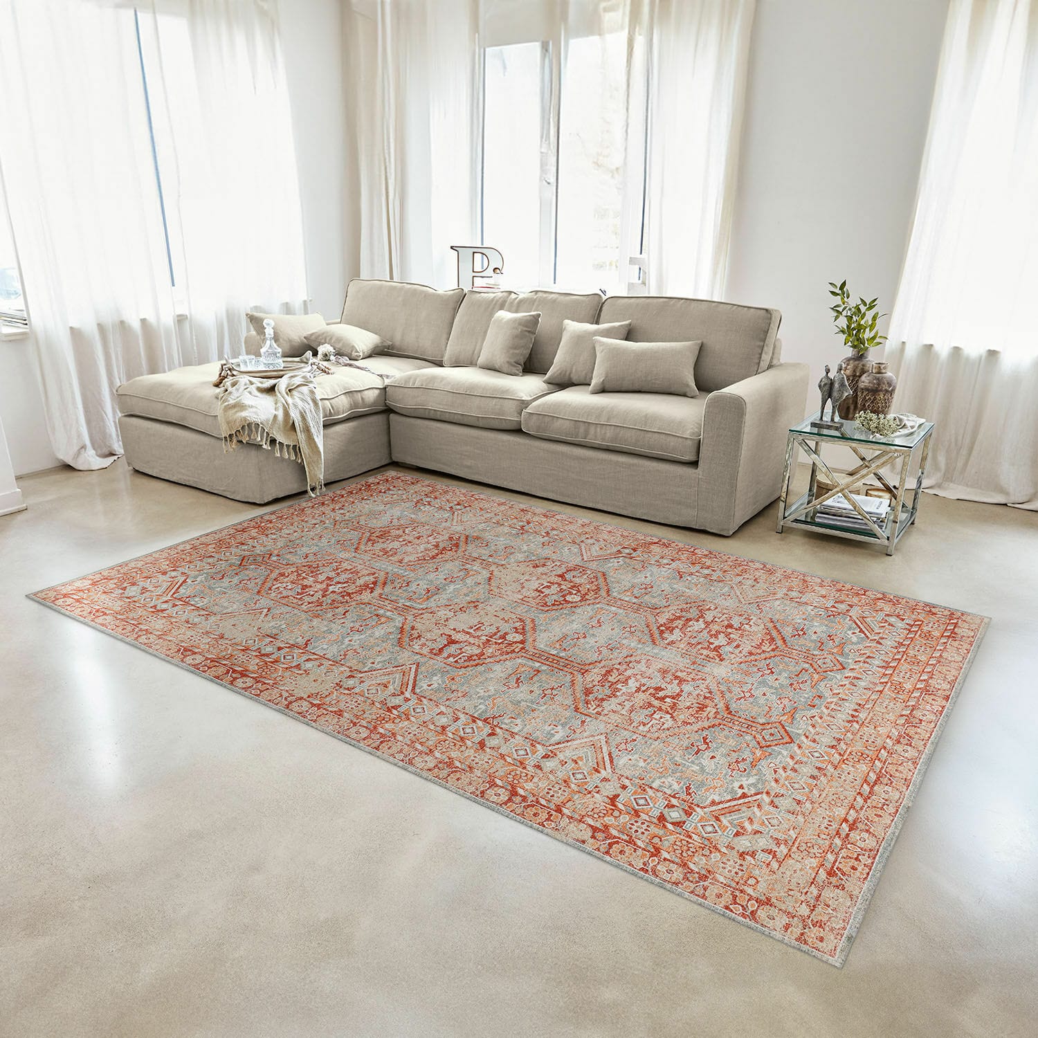 Tappeto Incantaro Tappeto con motivo rosso e grigio in soggiorno moderno con divano beige e tavolino in vetro