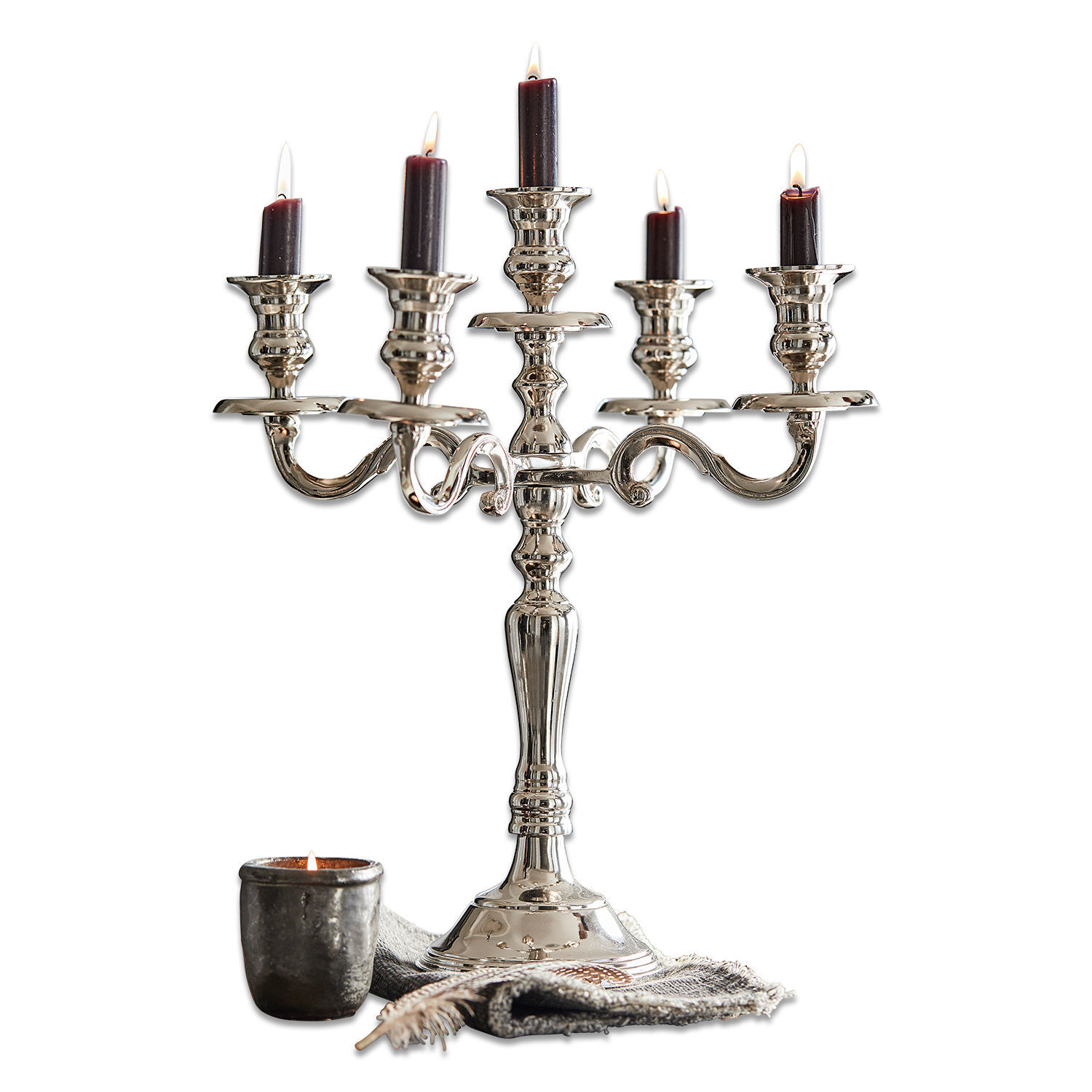 Candelabro Lannet Candelabro argentato con cinque candele rosso scuro su tessuto grigio, decorazione d'interni
