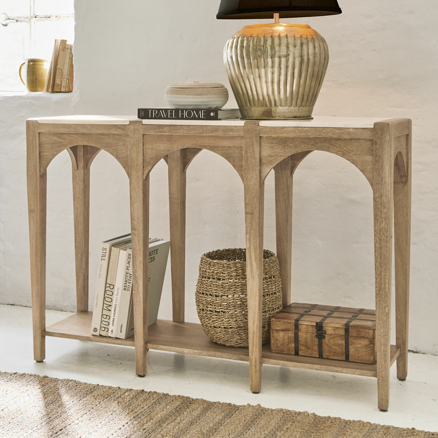 Consolle Annabelle Consolle in legno di mango colore naturale con ripiano e decorazioni per soggiorno