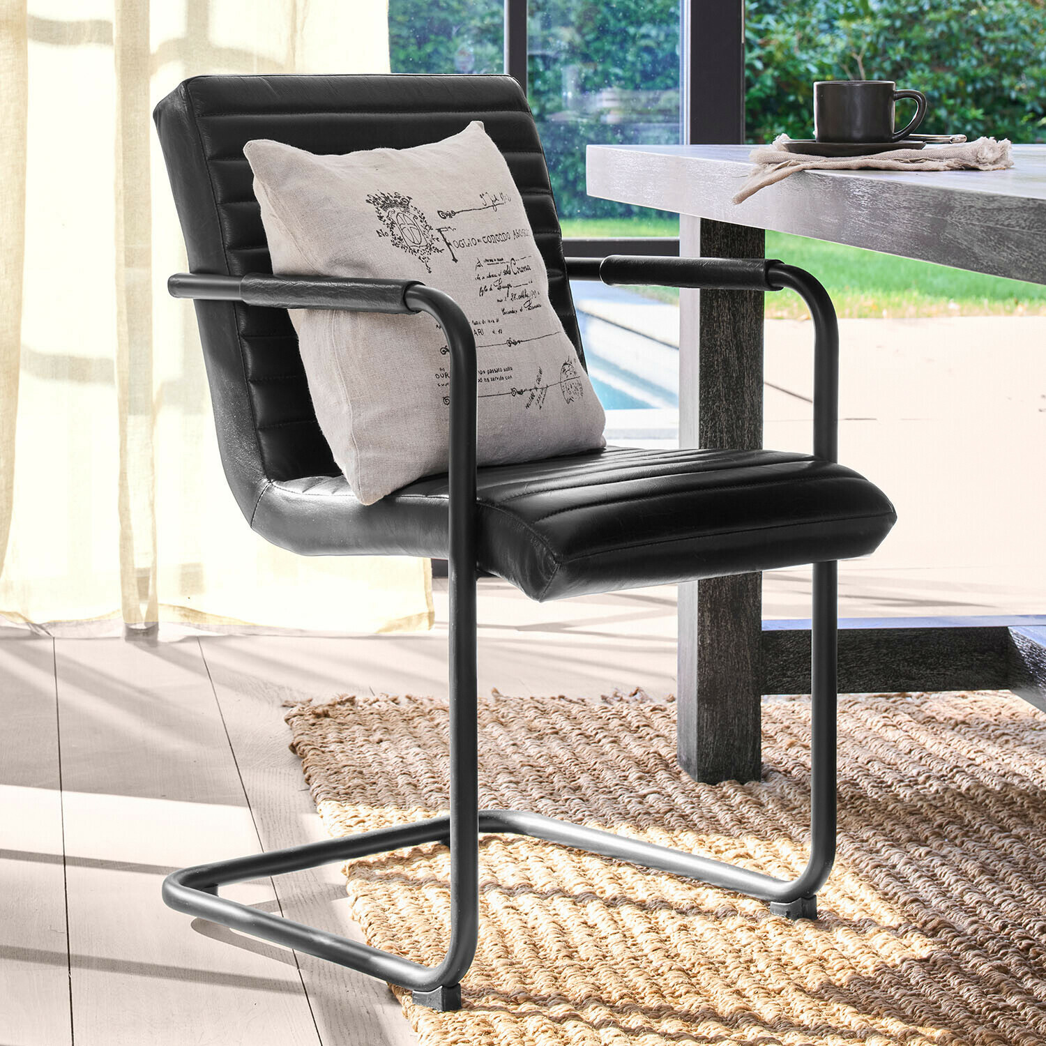 Sedia nera in ecopelle con struttura metallica e cuscino chiaro, sedia moderna da pranzo