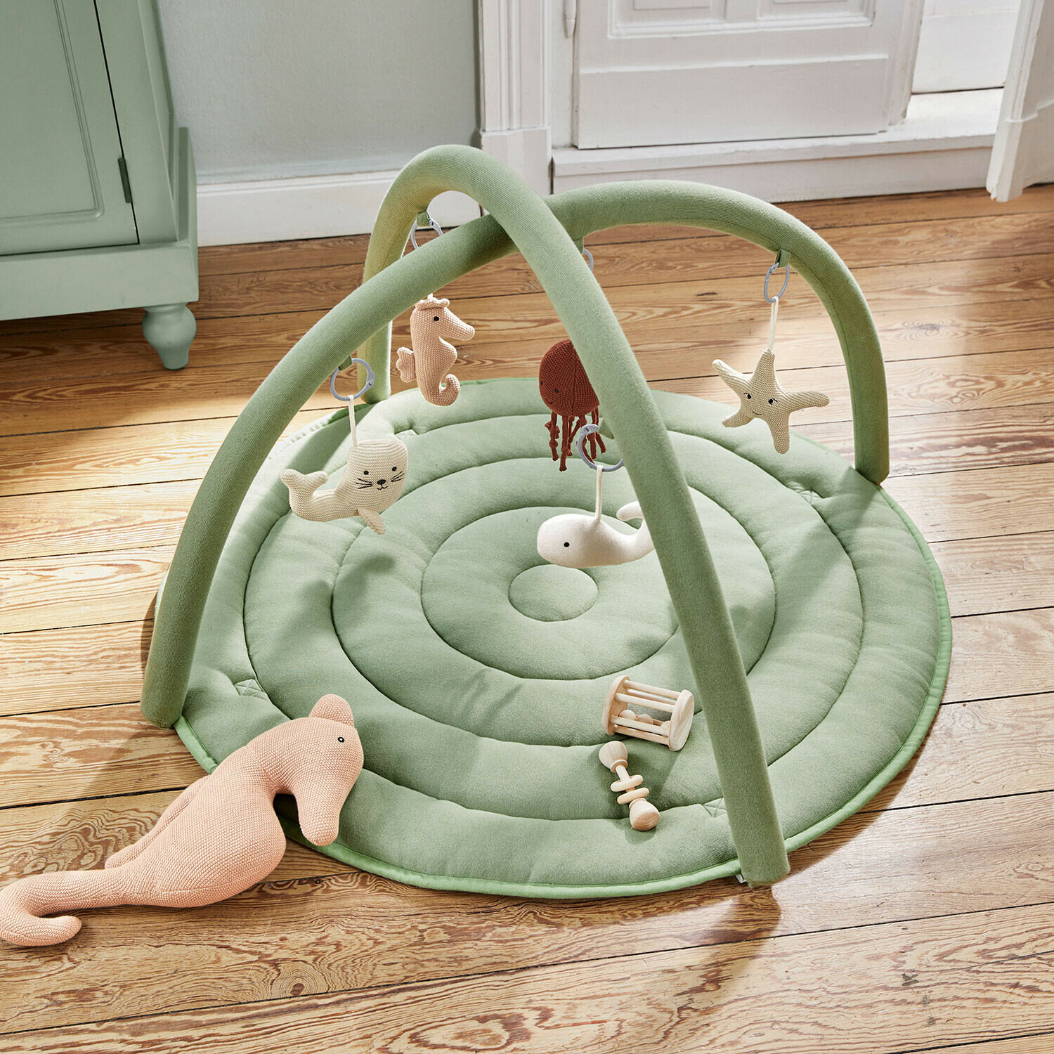 Palestrina per bambini Bubbilo Morbido tappeto gioco verde per neonati con archi e giocattoli appesi a forma di animali marini in tessuto e legno