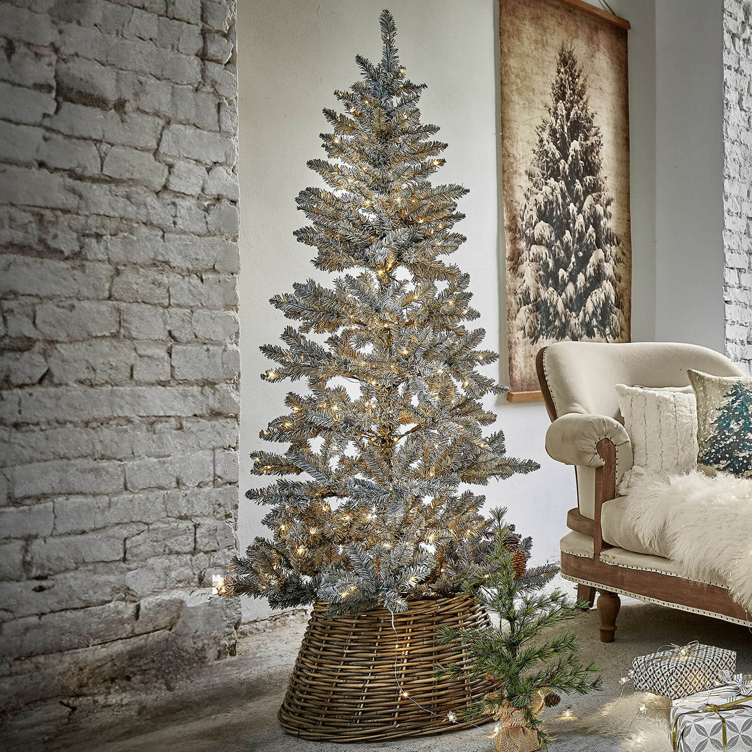 Albero di Natale Sansais Albero di Natale artificiale con rami innevati in cesta di vimini, decorato con luci LED