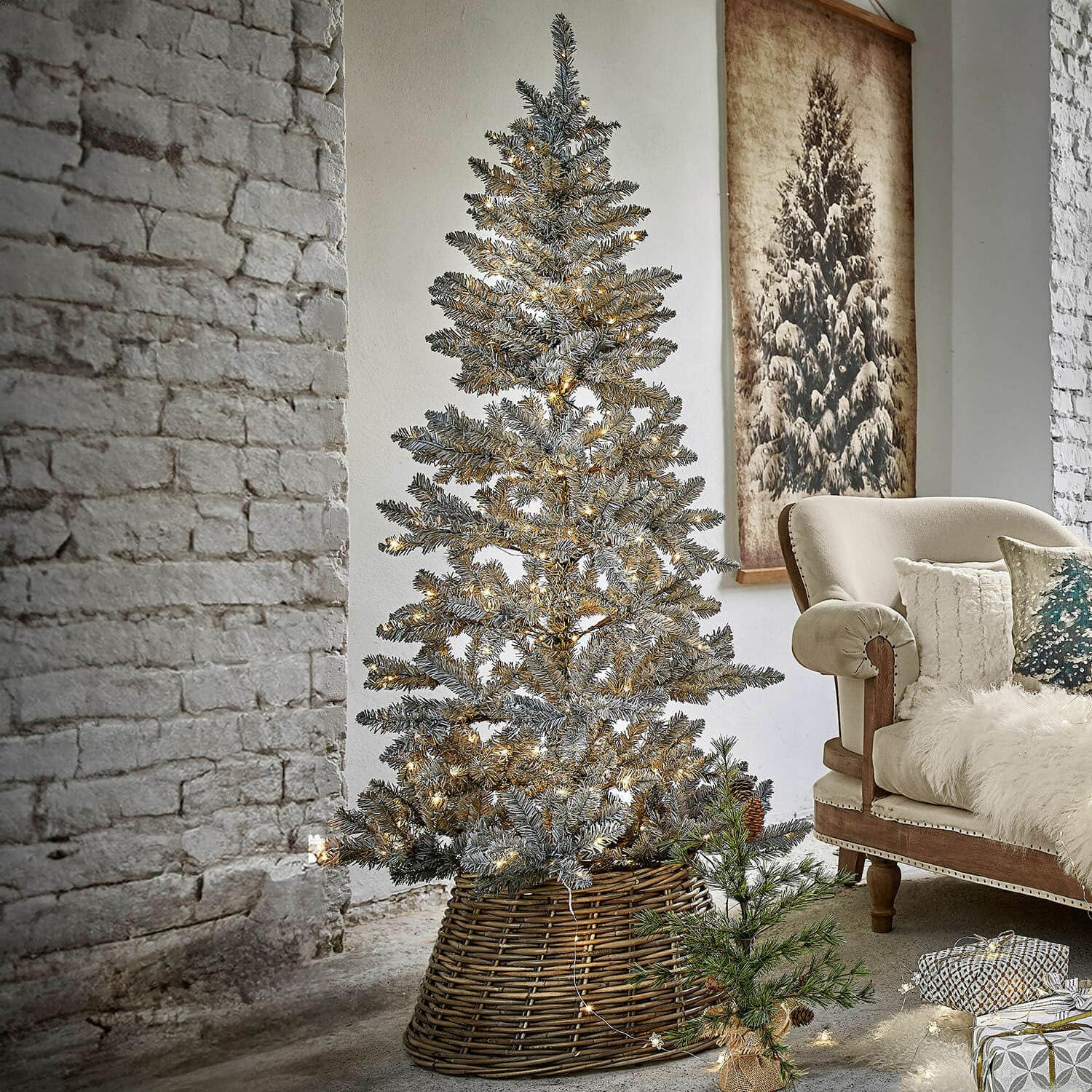 Albero di Natale Sansais Albero di Natale artificiale con rami innevati in cesta di vimini, decorato con luci LED