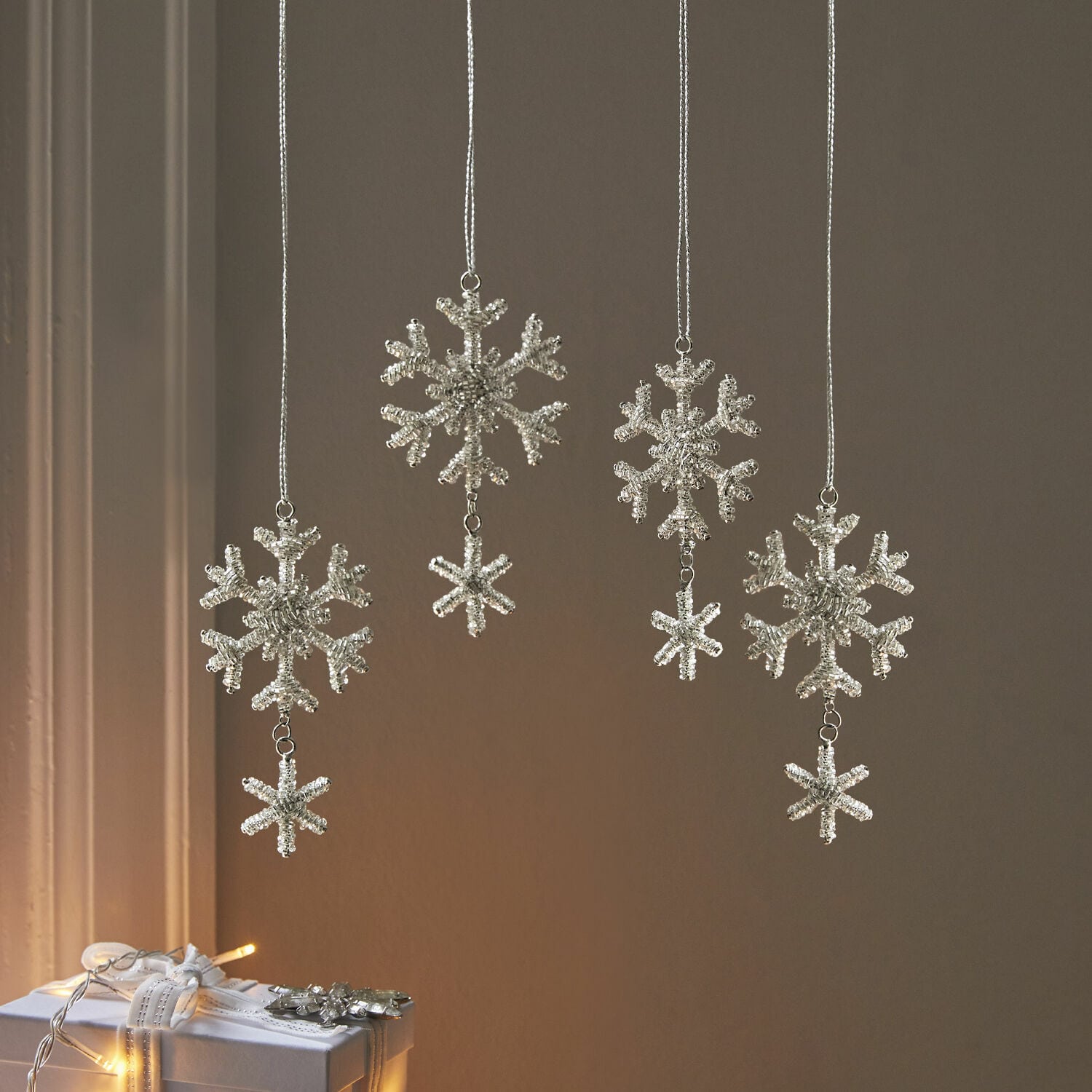 Set di 4 decorazioni natalizie Kiresta Set di decorazioni natalizie argento a forma di fiocchi di neve con cordoncini per appendere