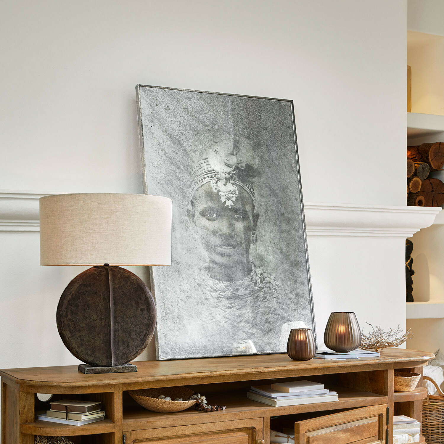 Specchio decorato Rashira Lampada decorativa con base rotonda e paralume su credenza in legno con quadro e candele