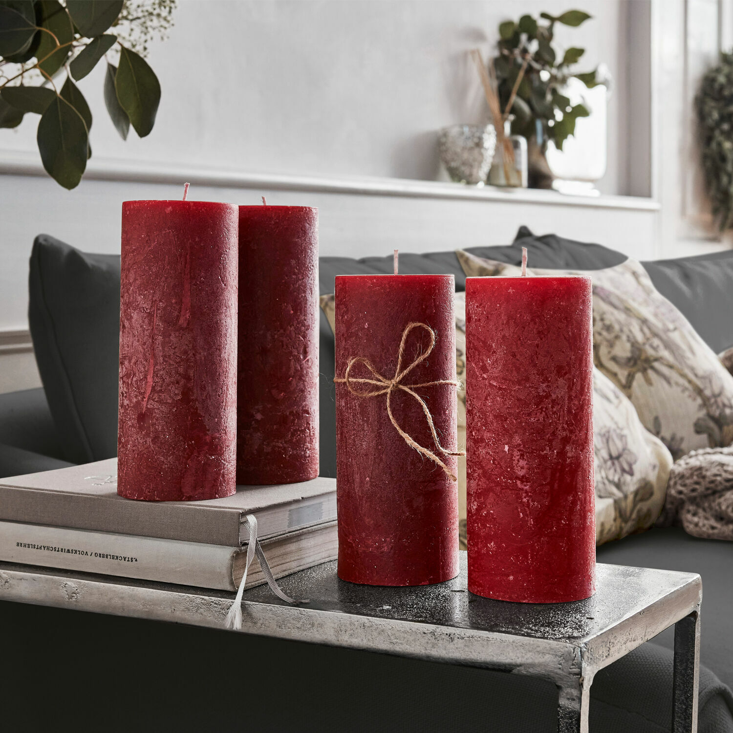 Set di 4 candele Homel Quattro candele rosse in cera decorative su tavolo in metallo in soggiorno con cuscini