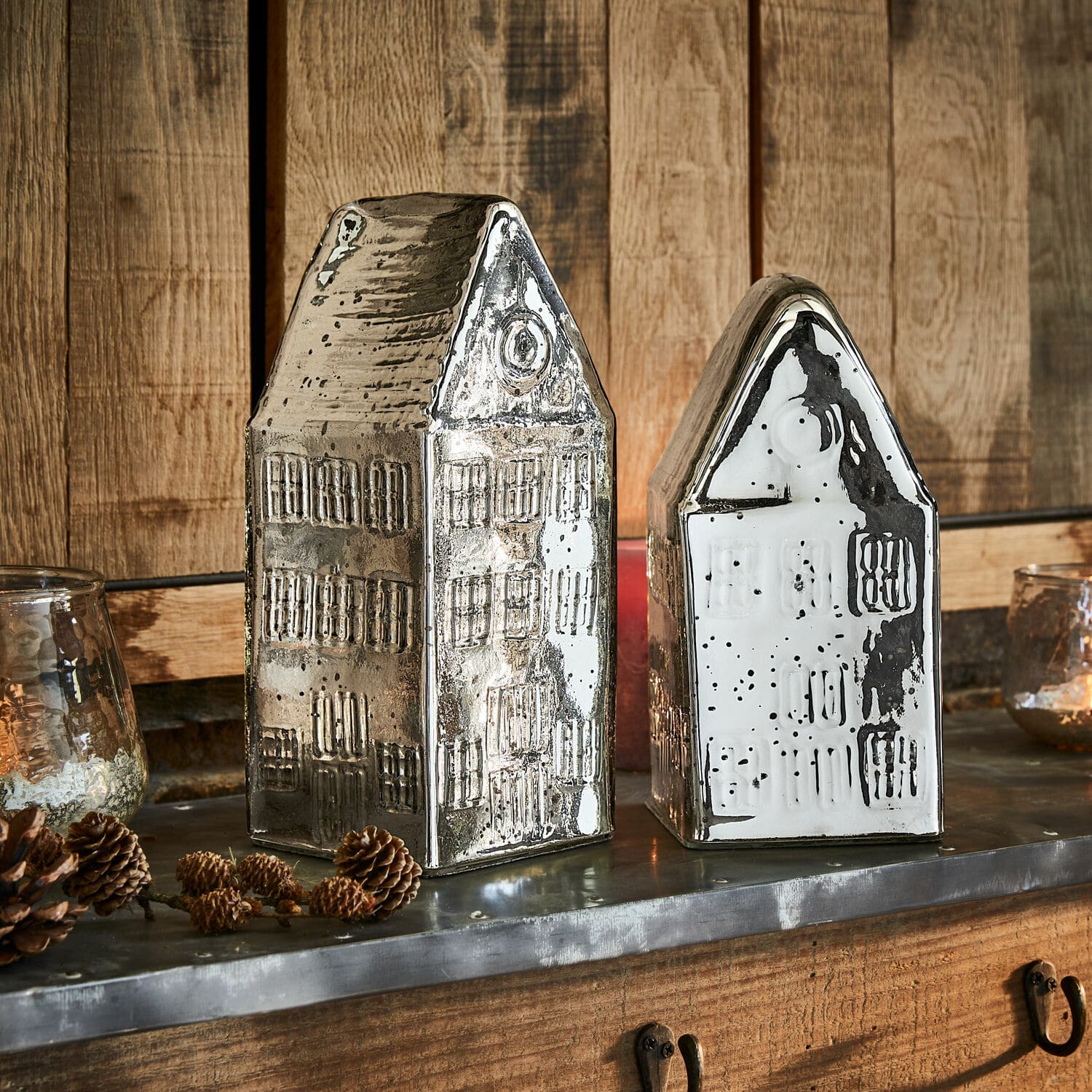 Coppia di casette decorative Langridge Case decorative in ceramica argento e bianco su sfondo in legno, decorazione per interni
